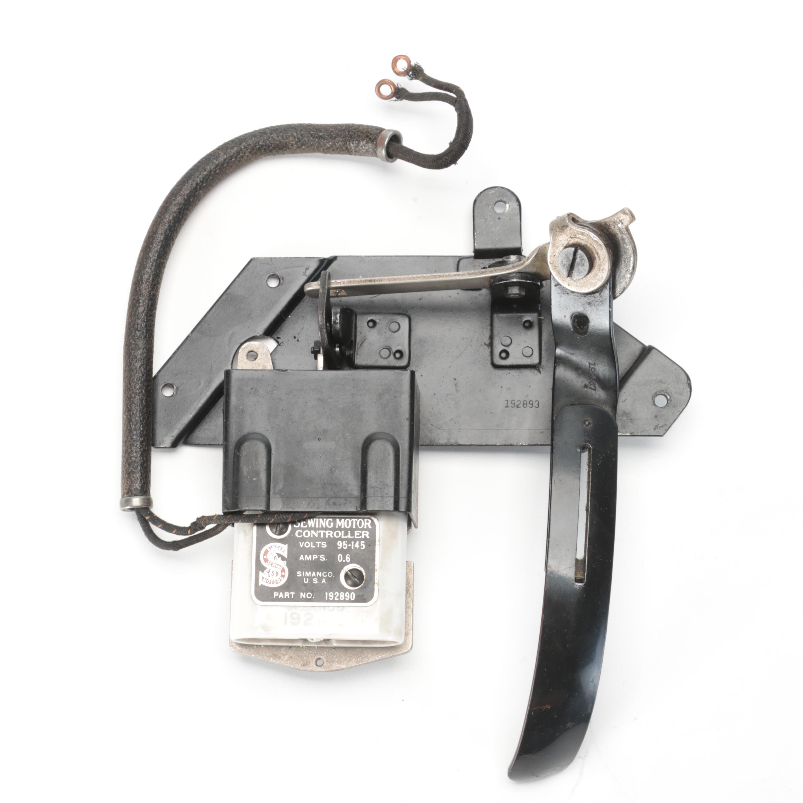 Singer 101 Class Sewing Machine With Knee Lever, Case and Accessories