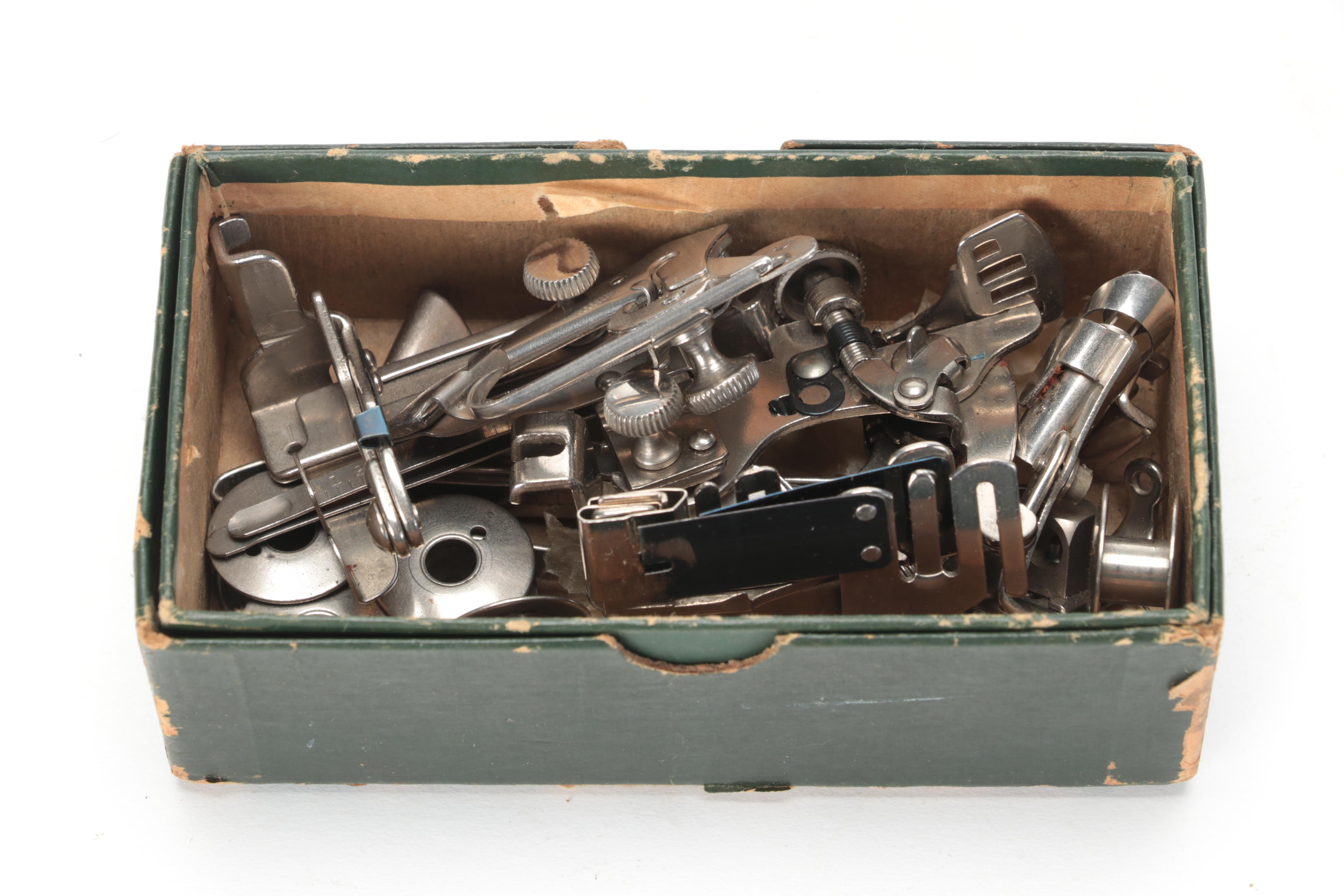 Singer 101 Class Sewing Machine With Knee Lever, Case and Accessories