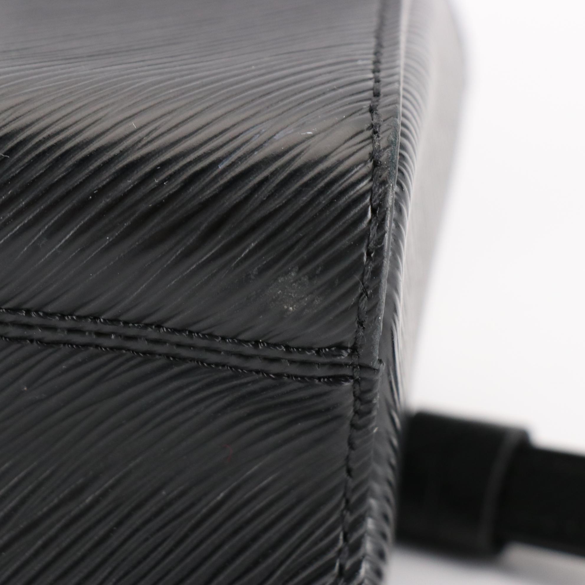 Louis Vuitton Twist MM Flap Bag in Noir Epi Leather