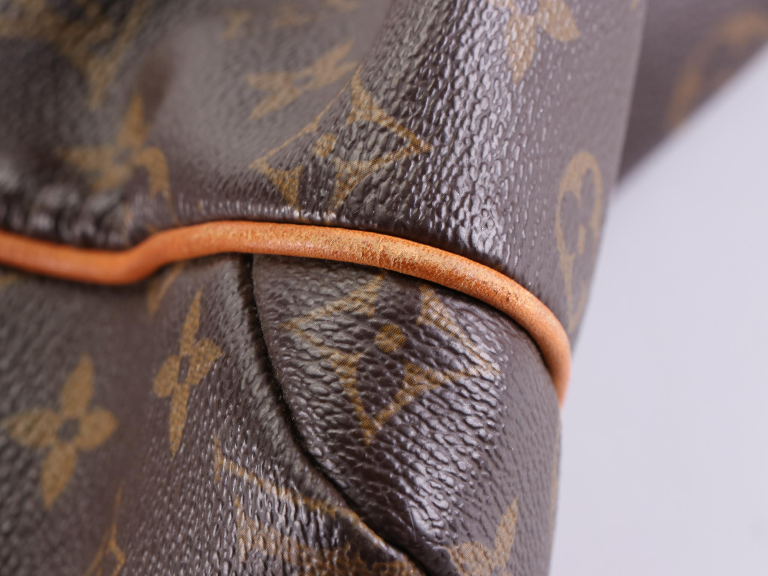 Louis Vuitton Totally MM Shoulder Bag in Monogram Canvas and Vachetta Leather