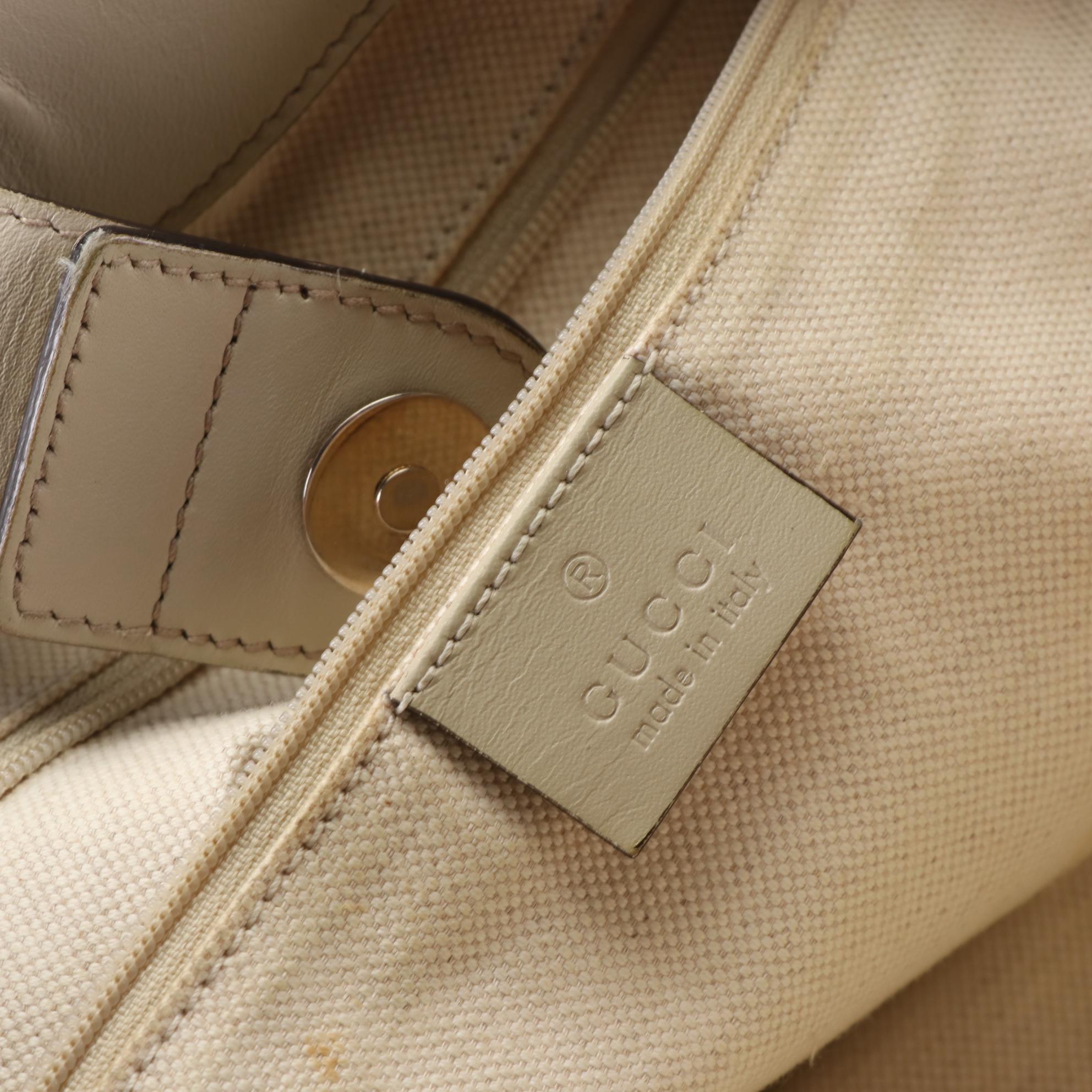 Gucci Shoulder Bag in GG Canvas and Leather