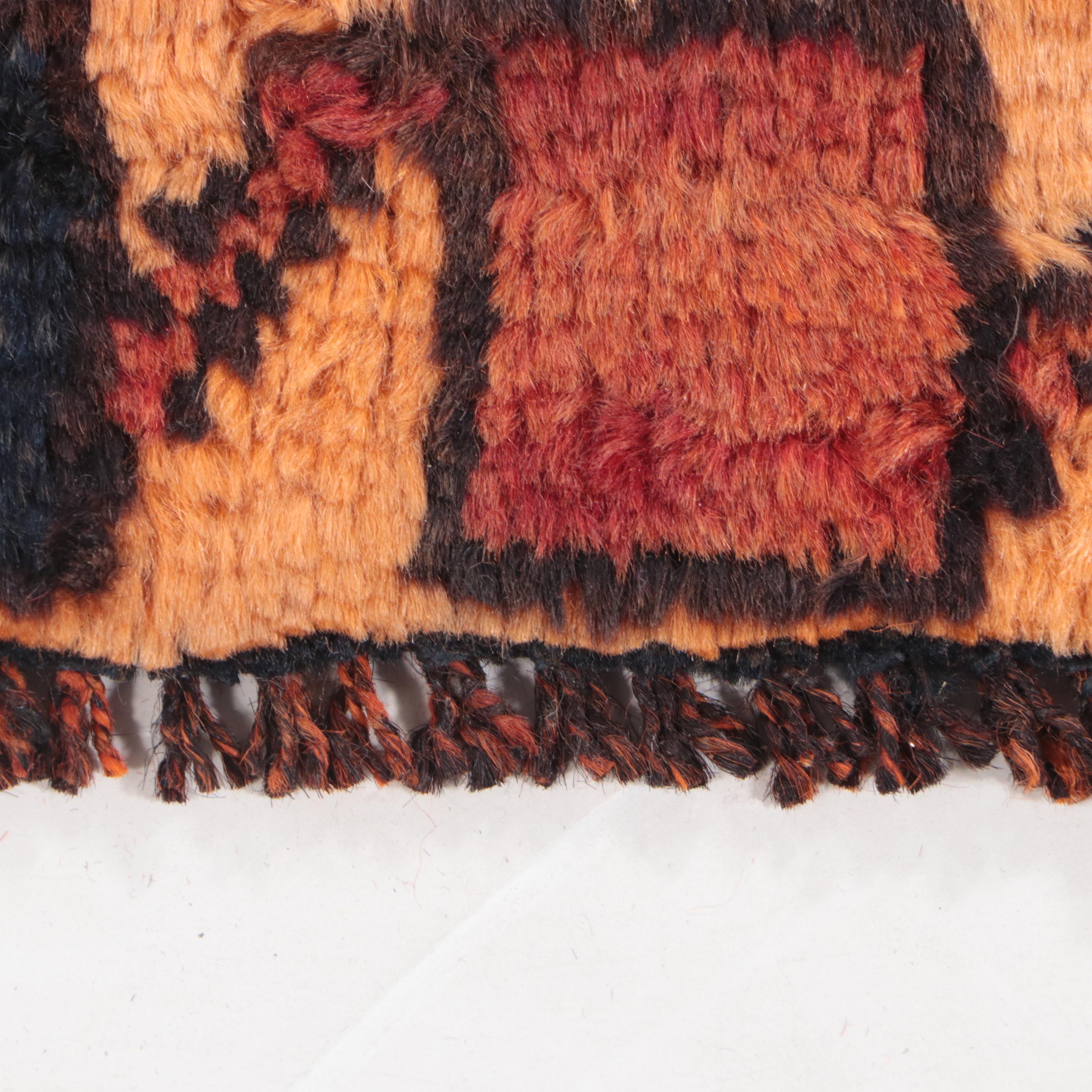 4'8 x 8'10 Hand-Knotted Persian Shiraz Area Rug