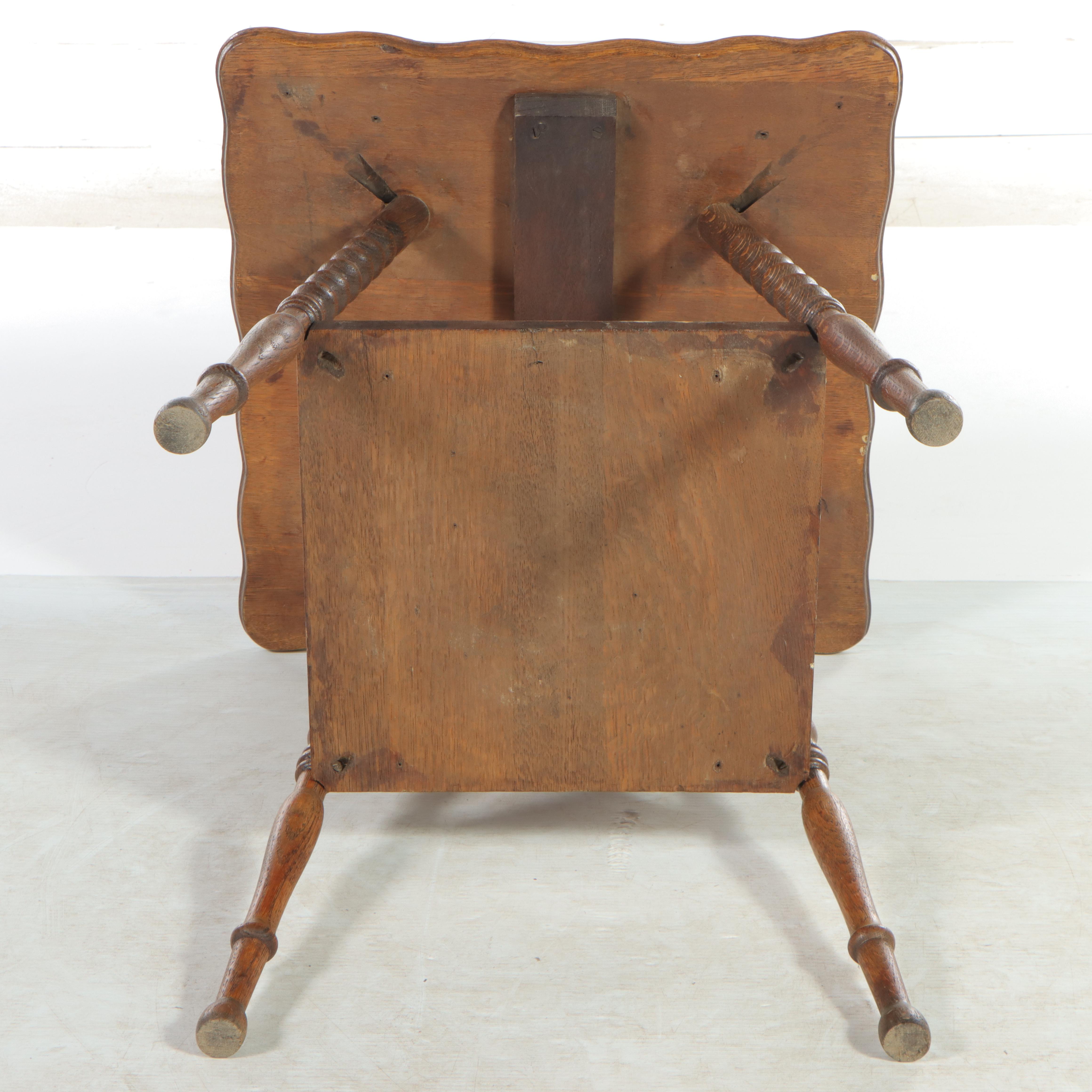 Late Victorian Quartersawn and Bobbin-Turned Oak Parlor Table, circa 1900
