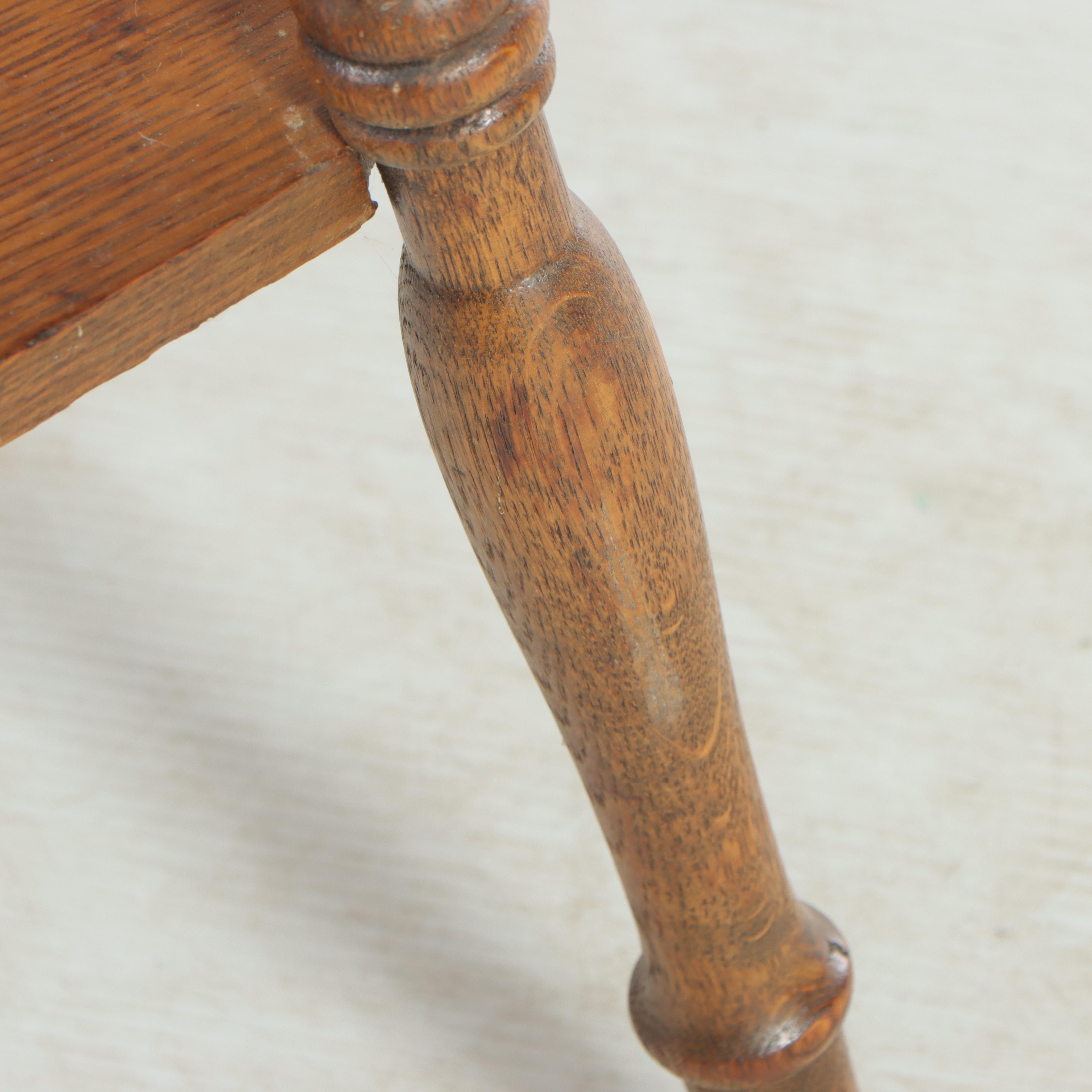 Late Victorian Quartersawn and Bobbin-Turned Oak Parlor Table, circa 1900