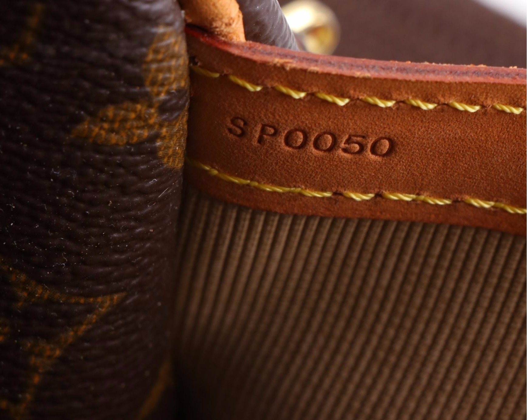 Louis Vuitton Reporter 37 Travel Bag in Monogram Canvas and Leather