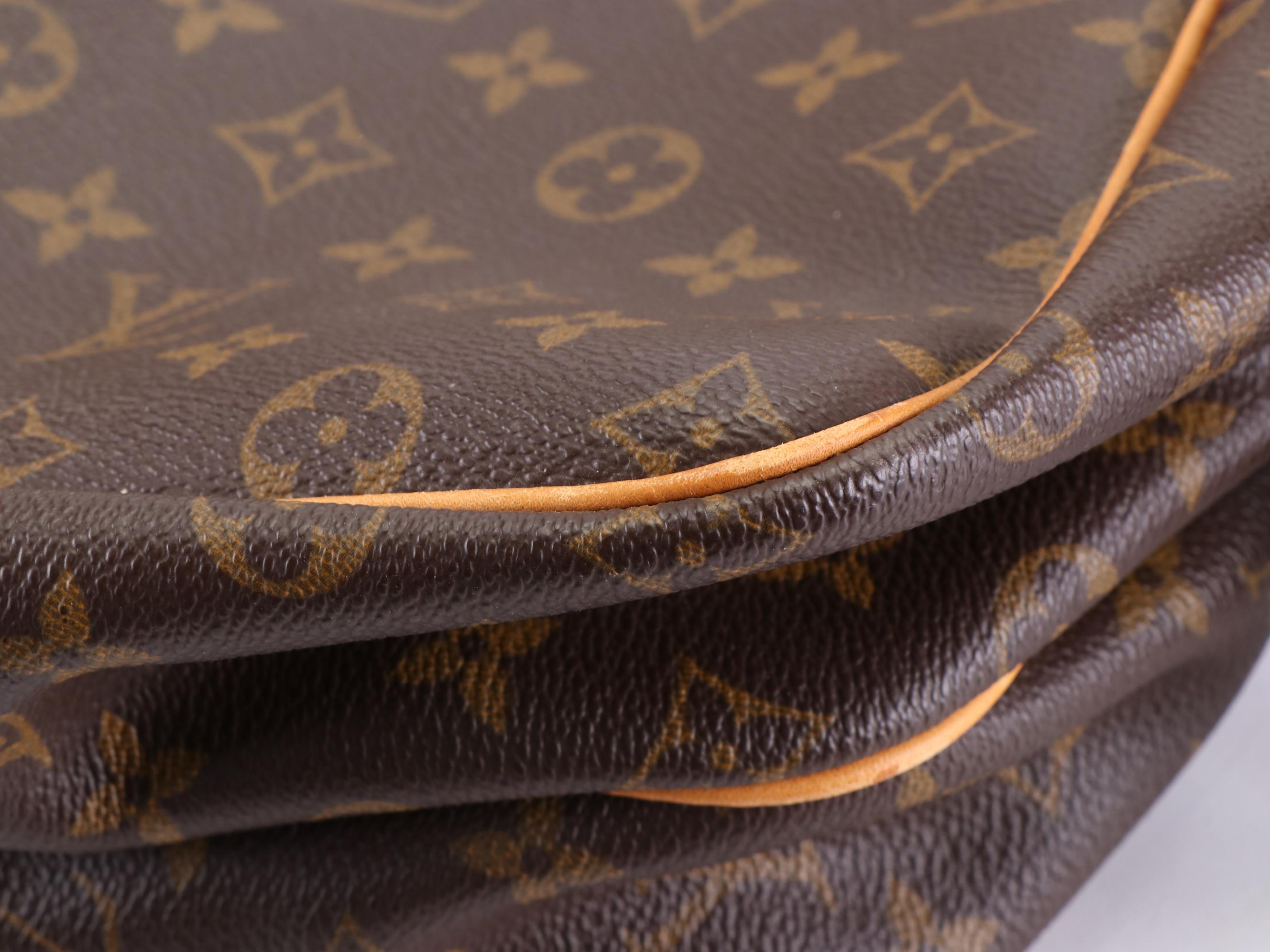 Louis Vuitton Reporter 37 Travel Bag in Monogram Canvas and Leather