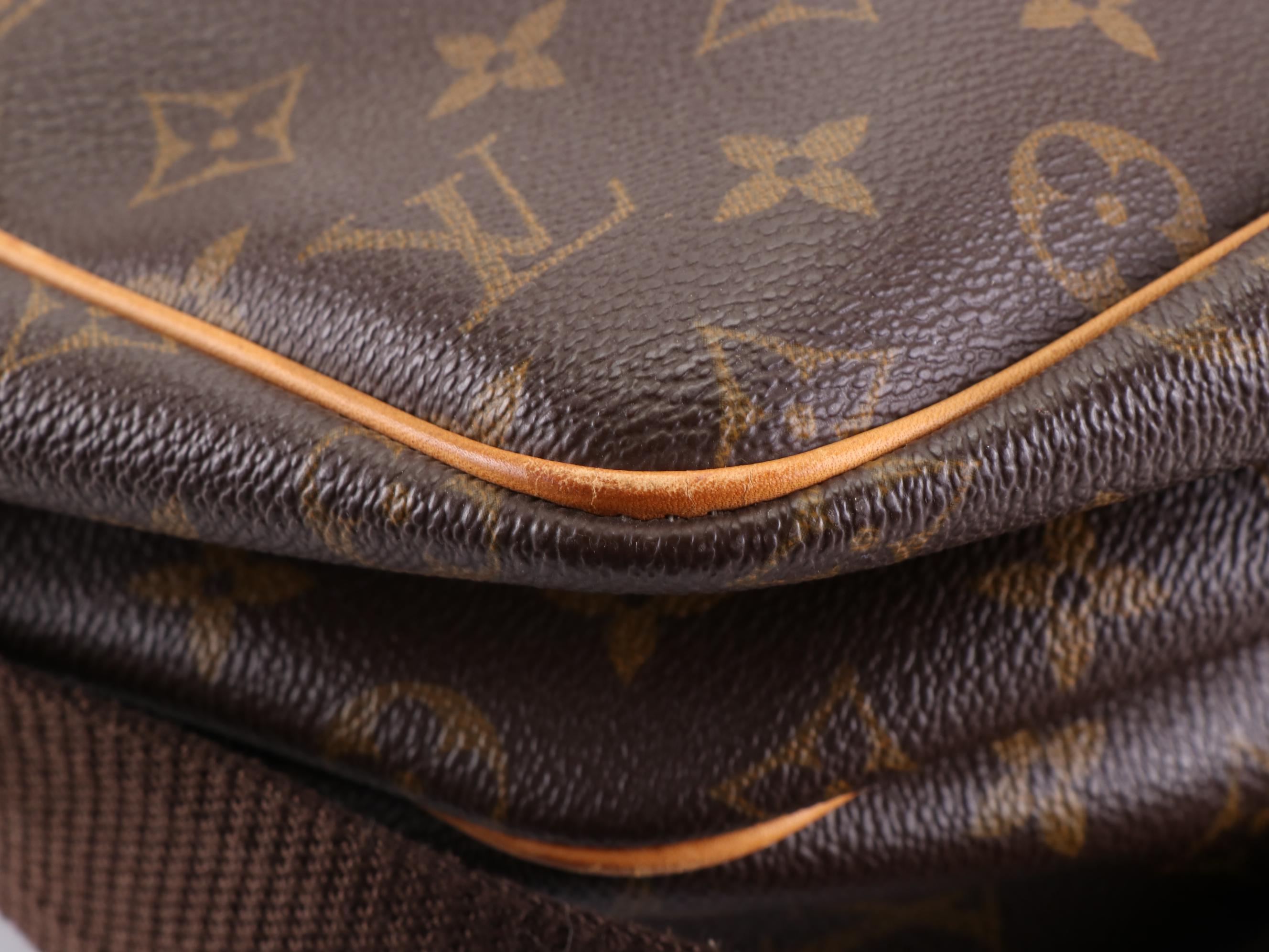 Louis Vuitton Reporter 37 Travel Bag in Monogram Canvas and Leather