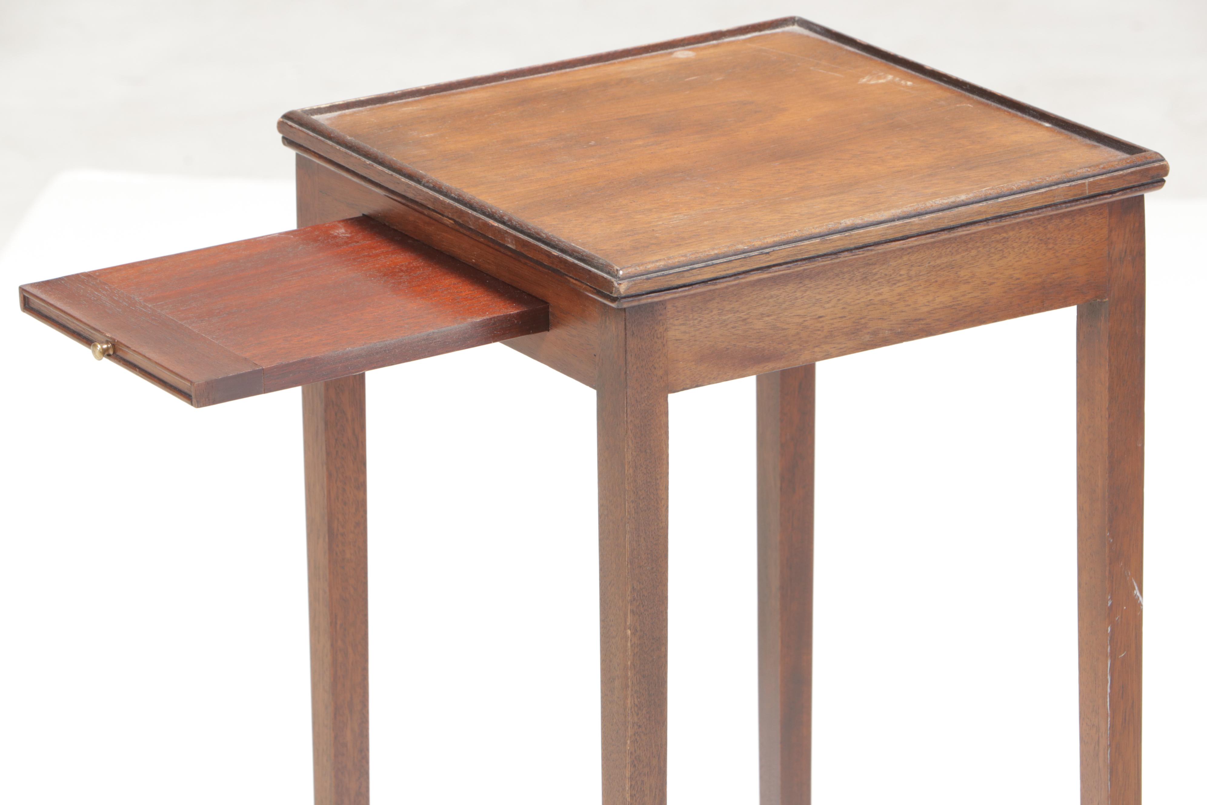 Small Federal Style Mahogany Side Table, 20th Century