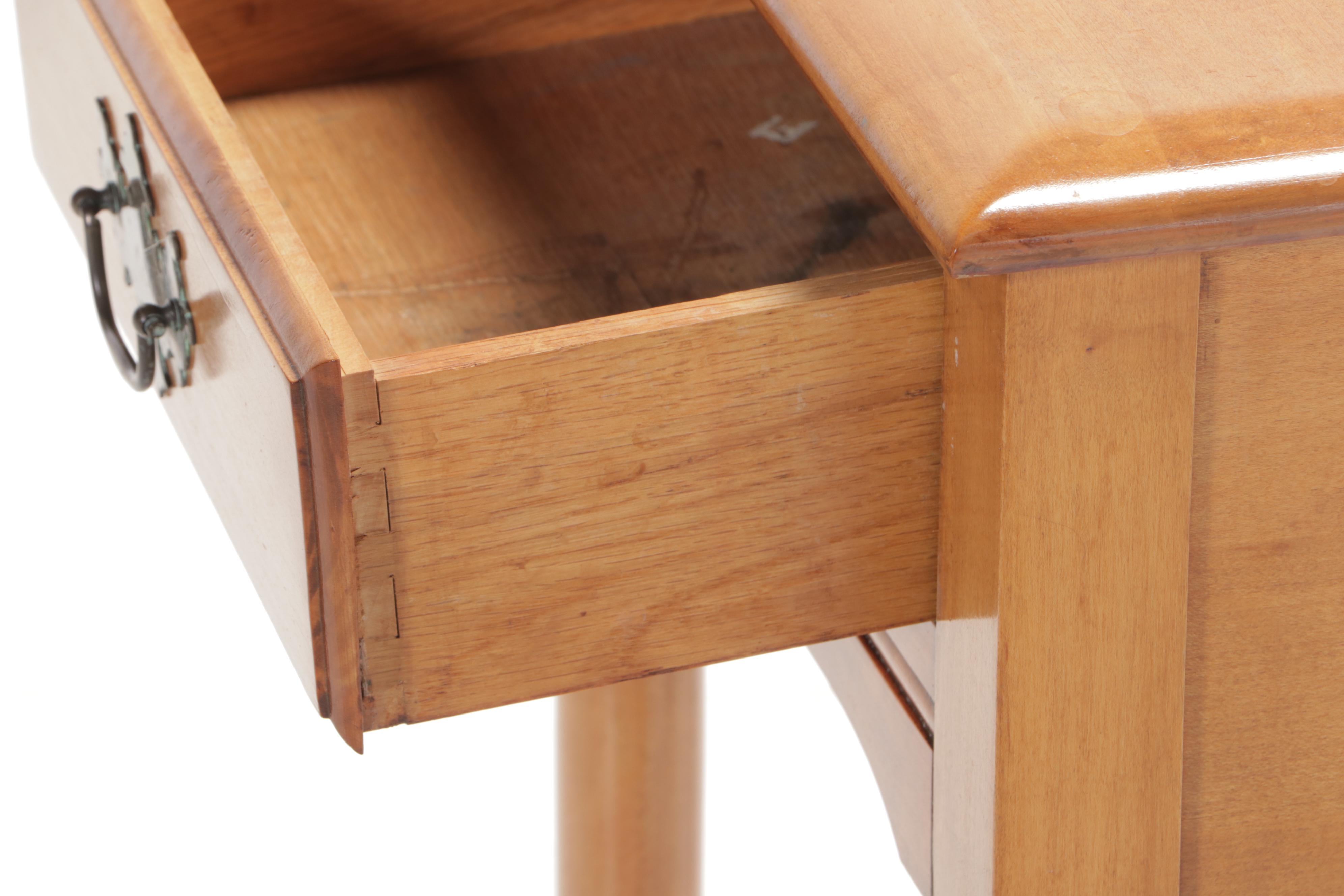 Federal Style Maple Side Table, Mid to Late 20th Century