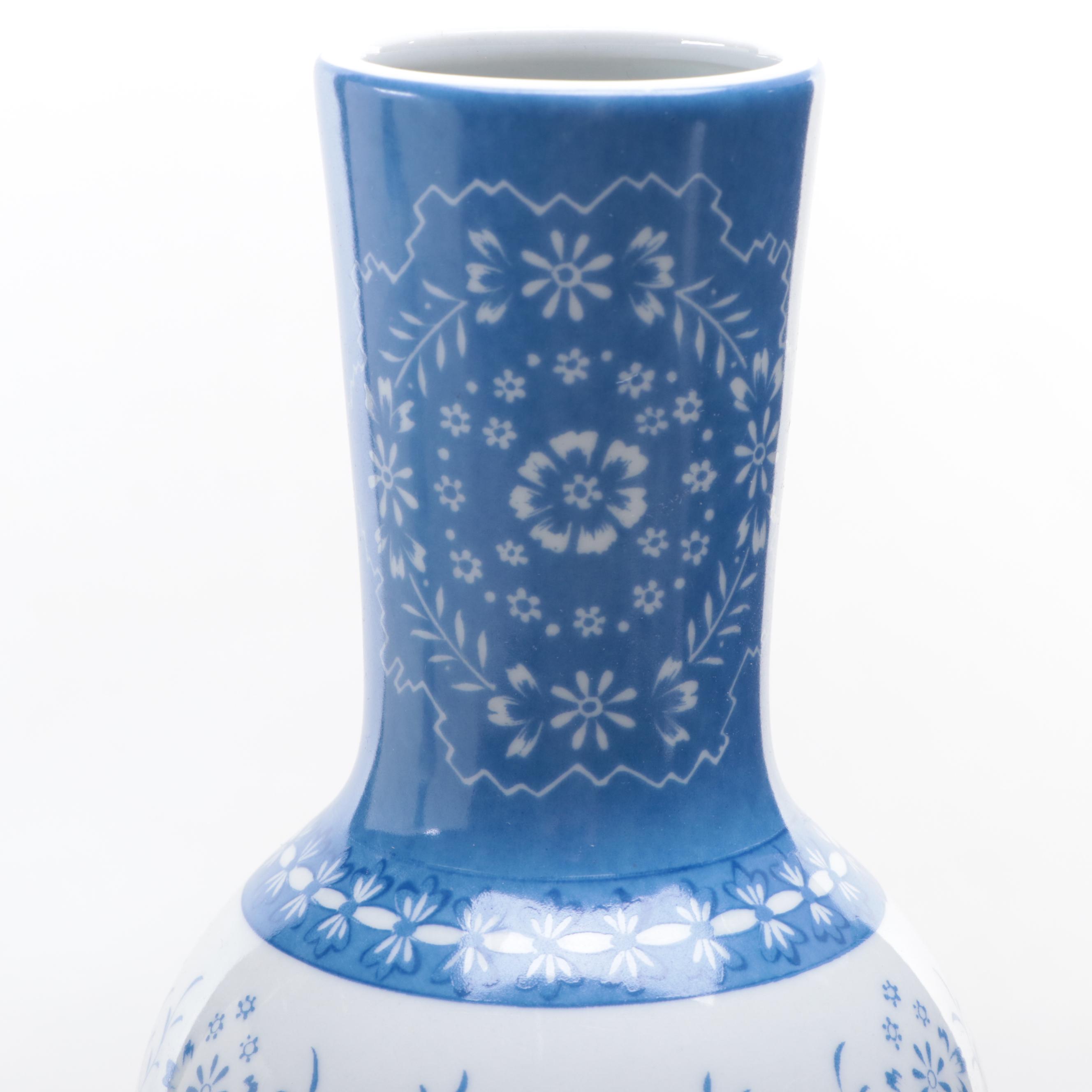 Chelsea House Blue and White Porcelain Huluping Vases, Late 20th Century