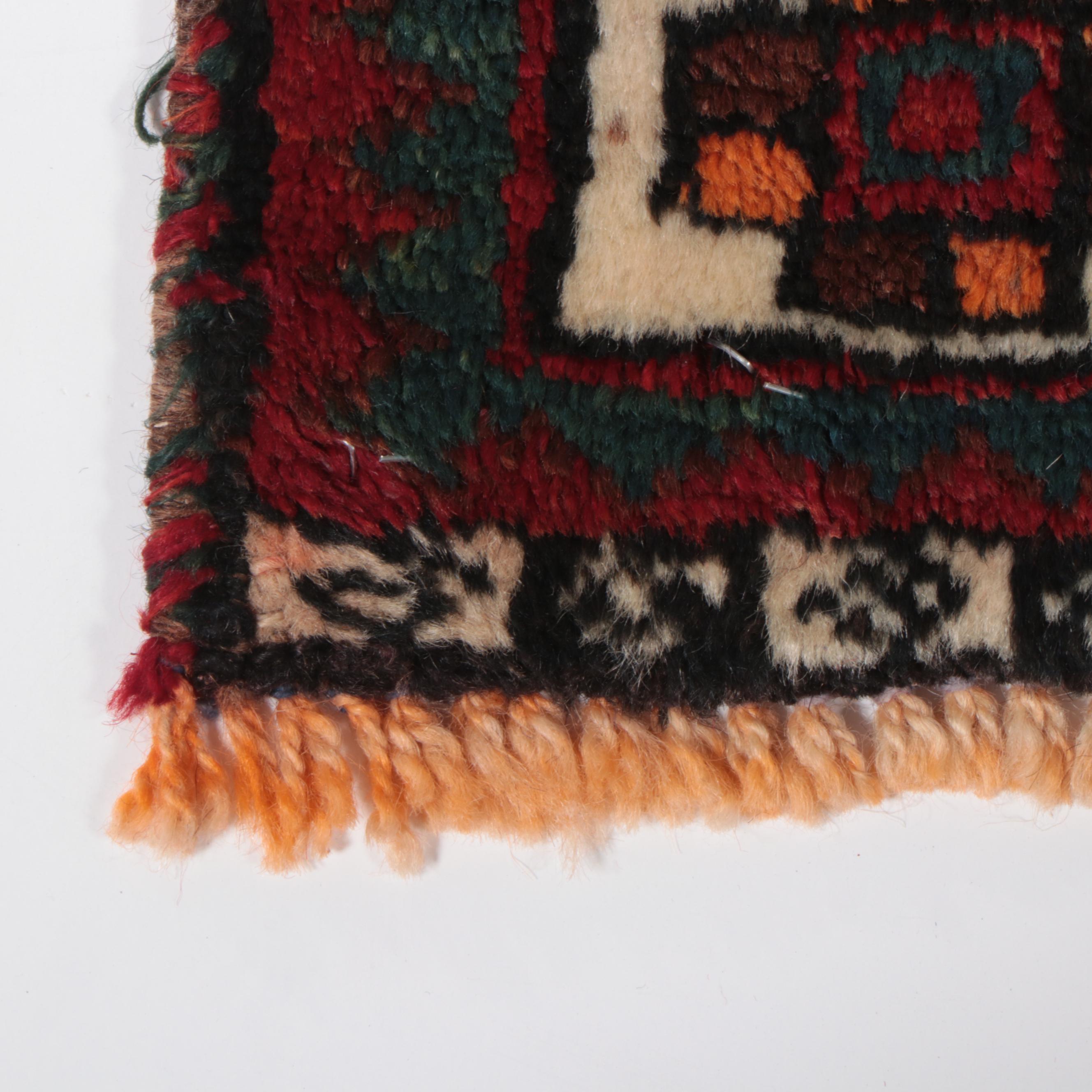 1'11 x 3' Hand-Knotted Persian Shiraz Accent Rug