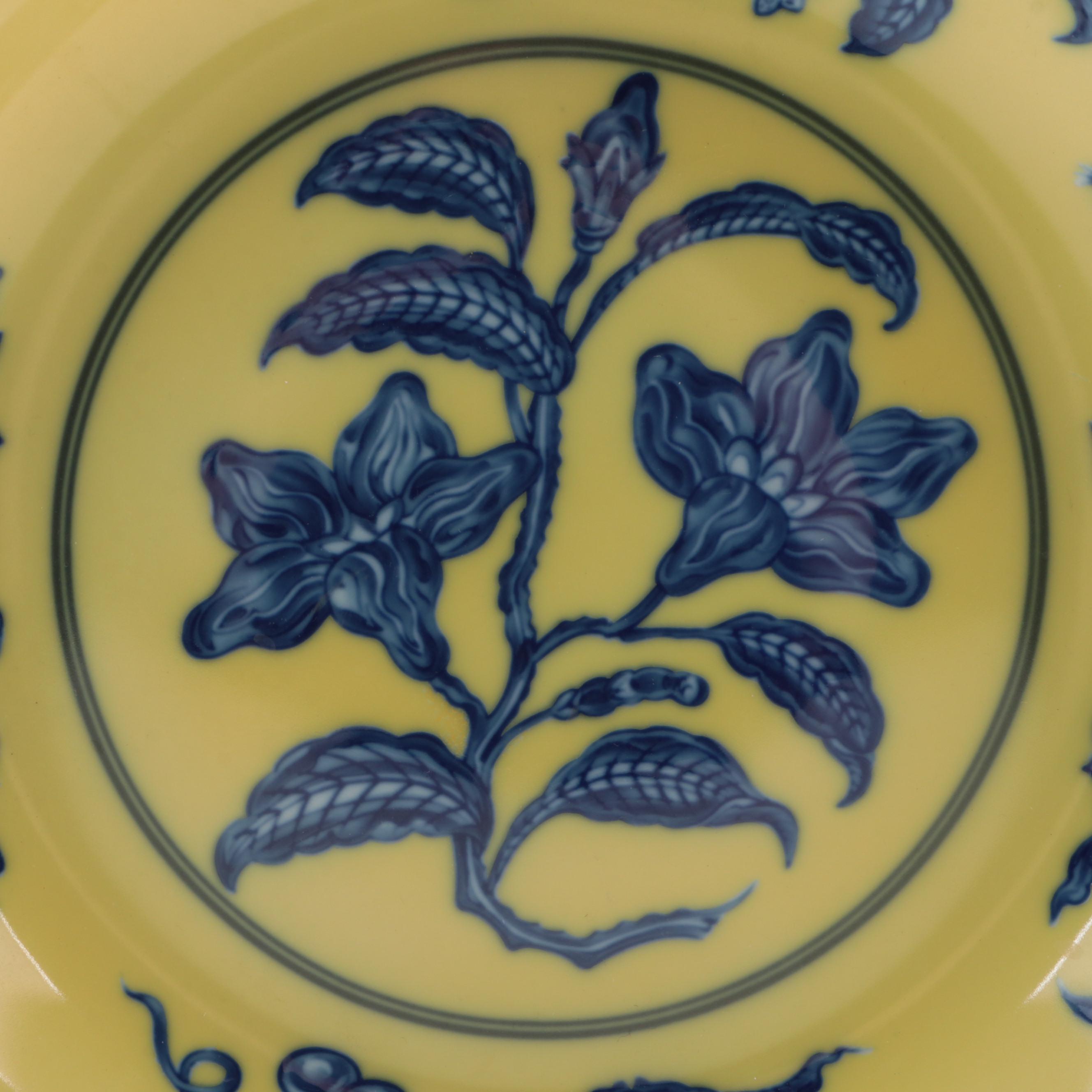 Mottahedeh Metropolitan Museum of Art Yellow Ground Ming Style Porcelain Plate