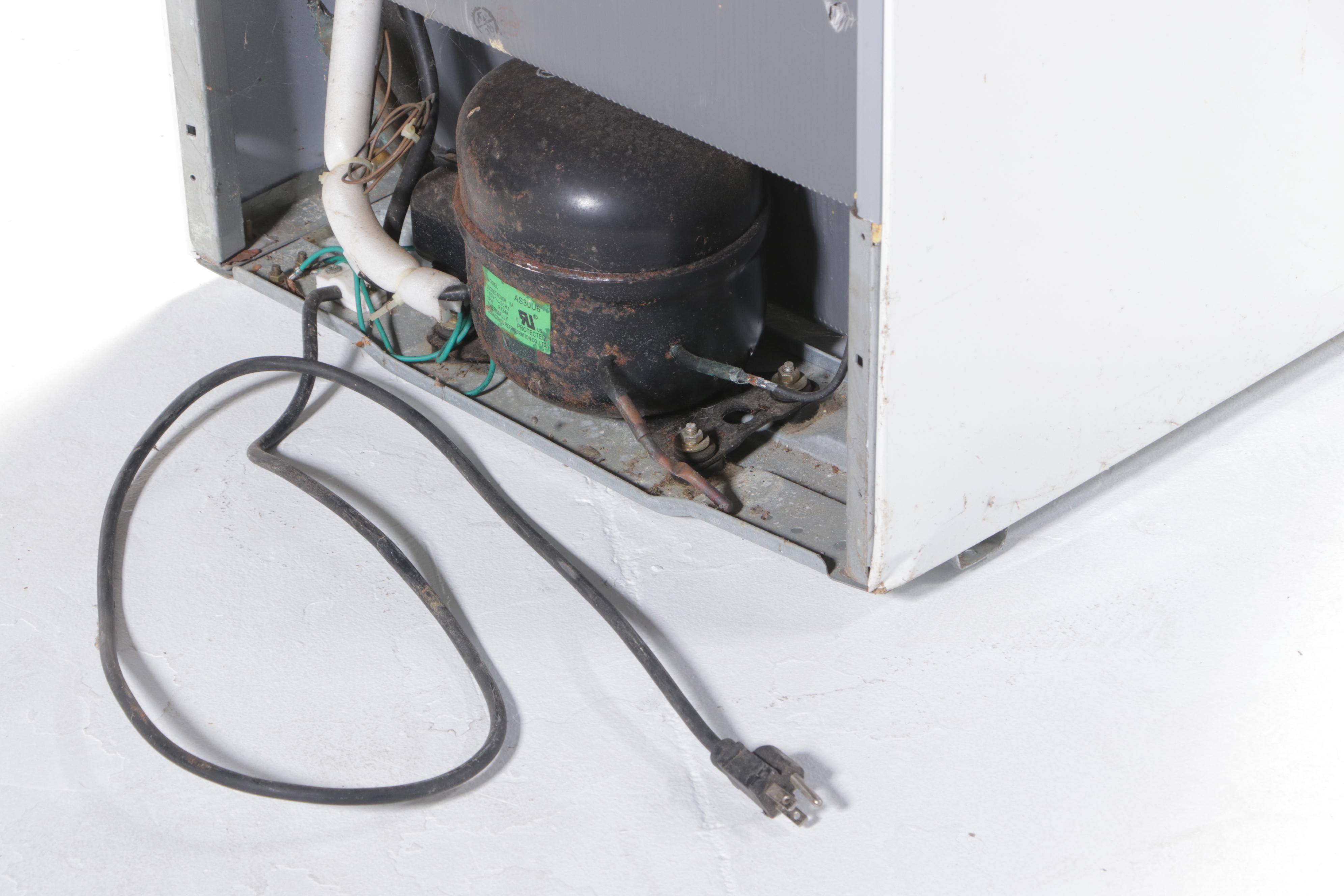 Sunbeam "SCRO3PMWBW" 2.8 Cu. Ft. Mini Fridge