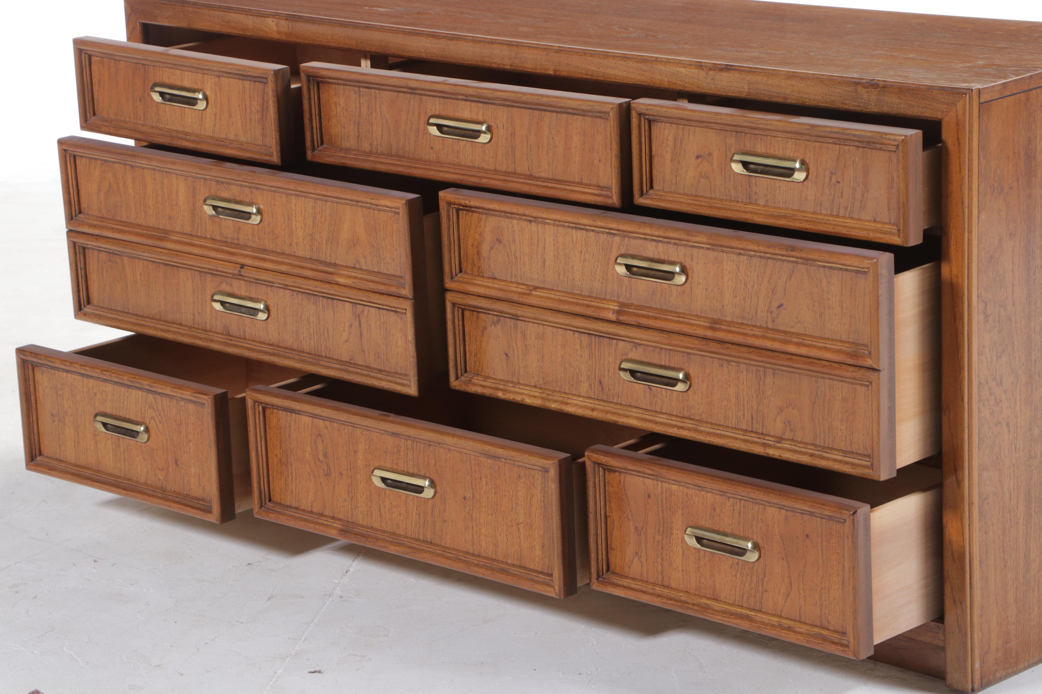 Thomasville Modernist Oak Eight-Drawer Dresser, Mid to Late 20th Century