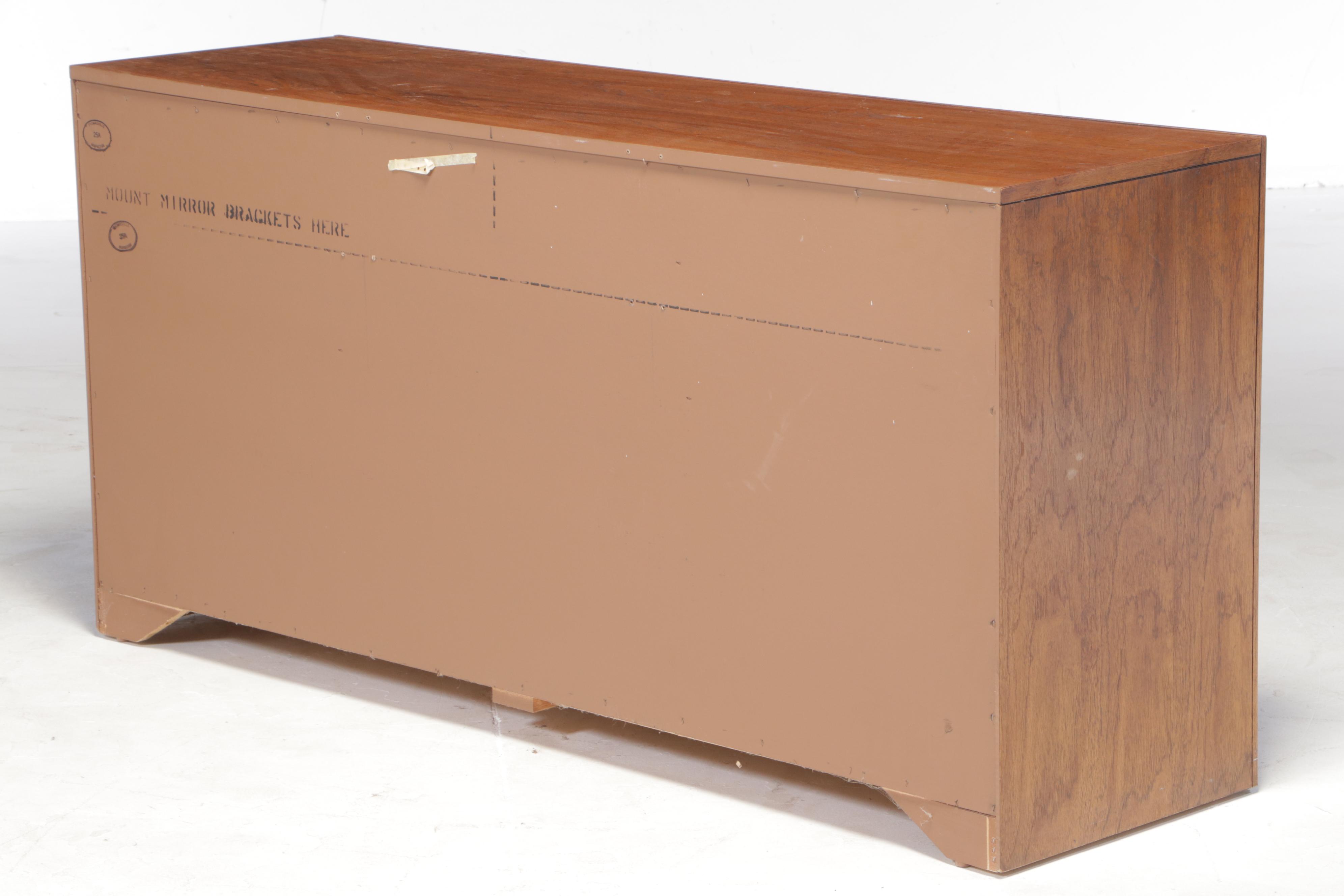 Thomasville Modernist Oak Eight-Drawer Dresser, Mid to Late 20th Century