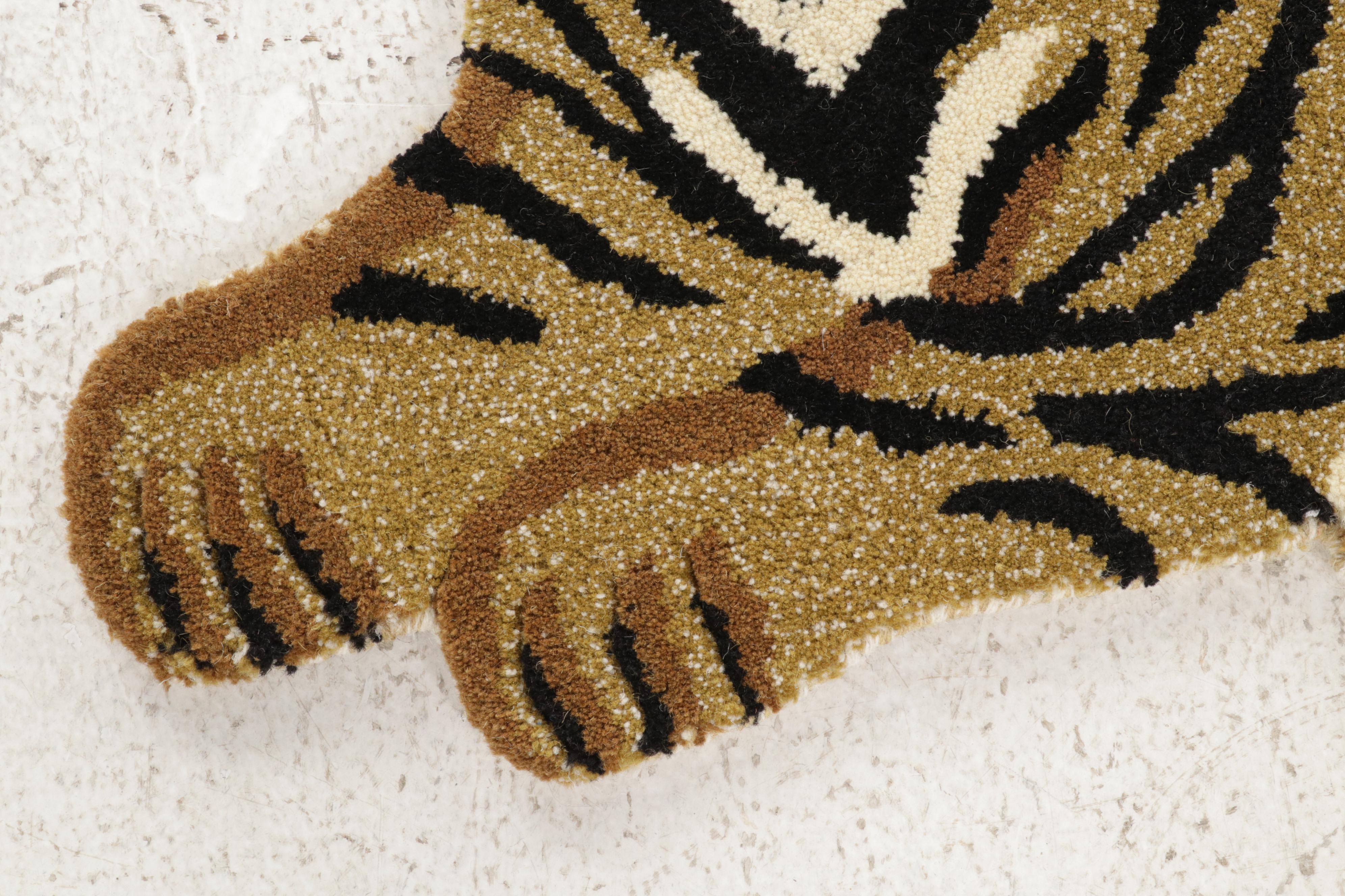 1'10 x 3' Hand-Tufted Tiger Form Accent Rug