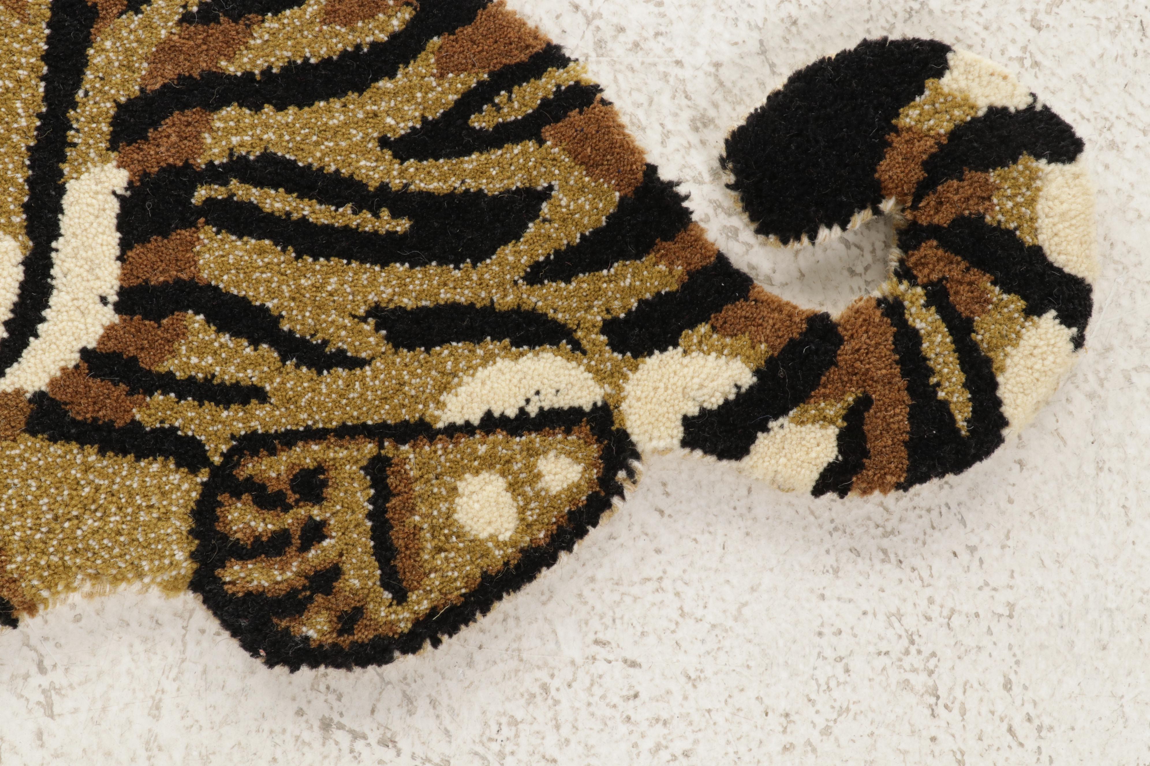 1'10 x 3' Hand-Tufted Tiger Form Accent Rug