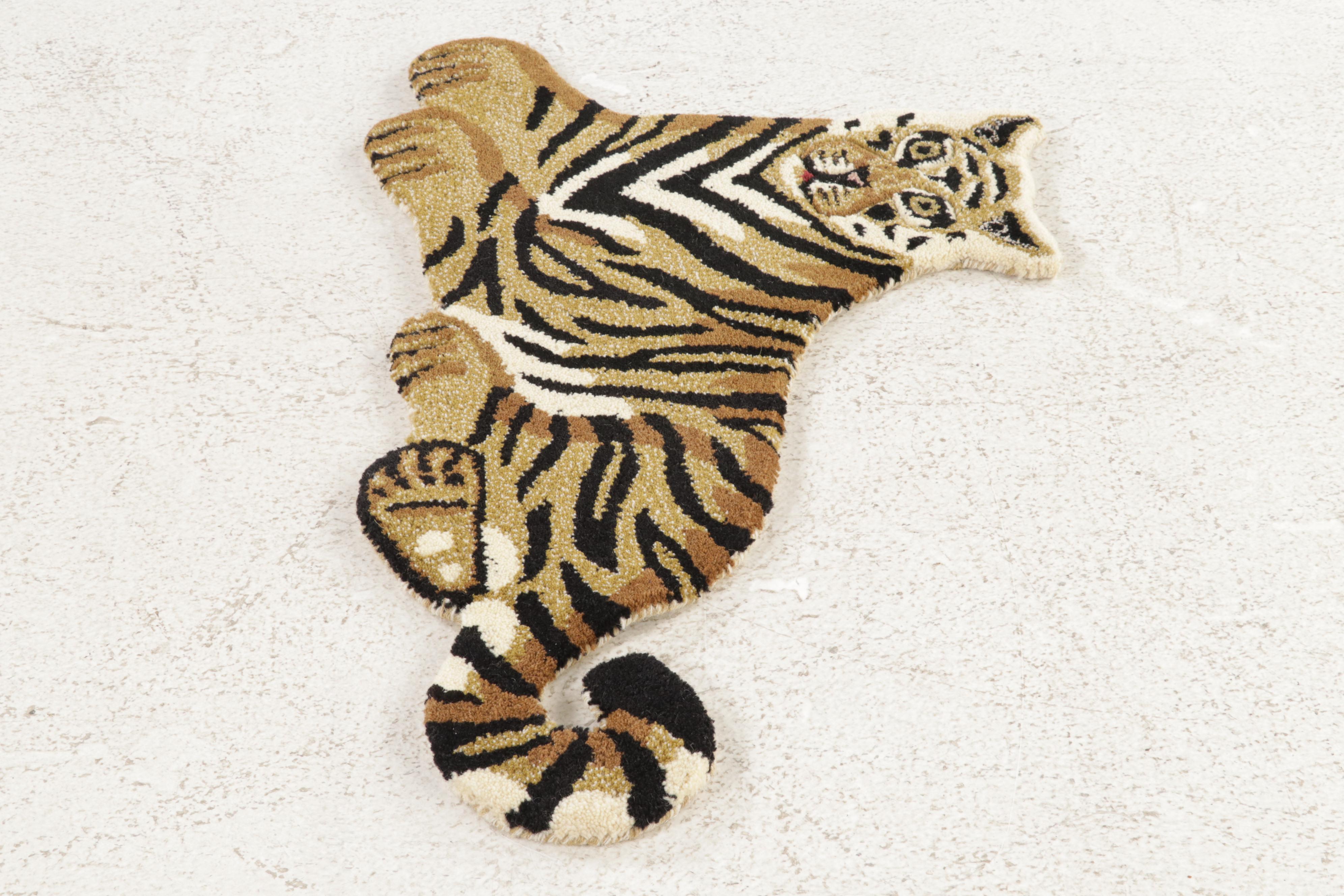 1'10 x 3' Hand-Tufted Tiger Form Accent Rug