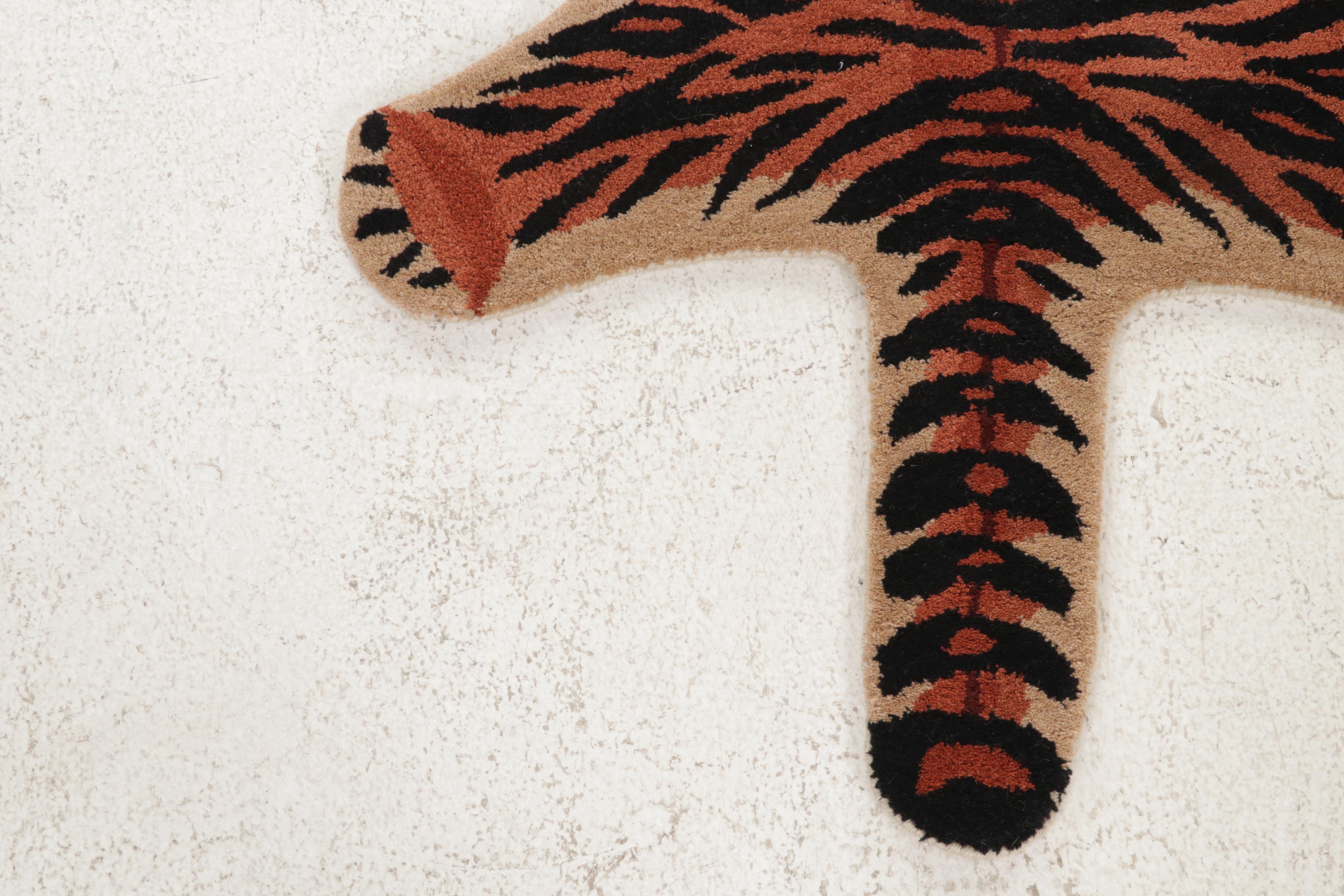 3' x 4'11 Hand-Tufted Pictorial Tiger Form Accent Rug