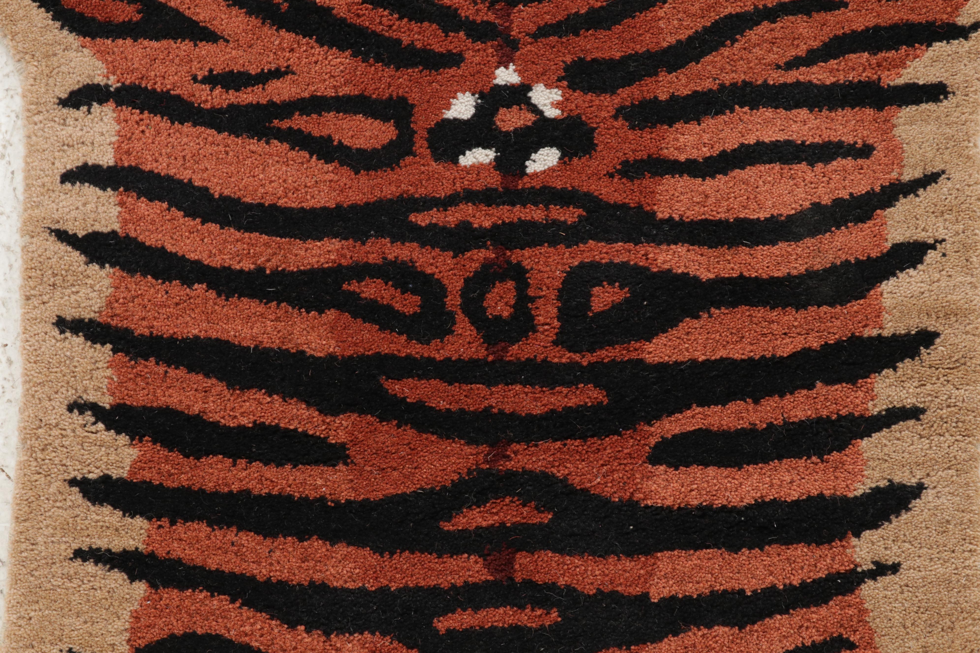 3' x 4'11 Hand-Tufted Pictorial Tiger Form Accent Rug