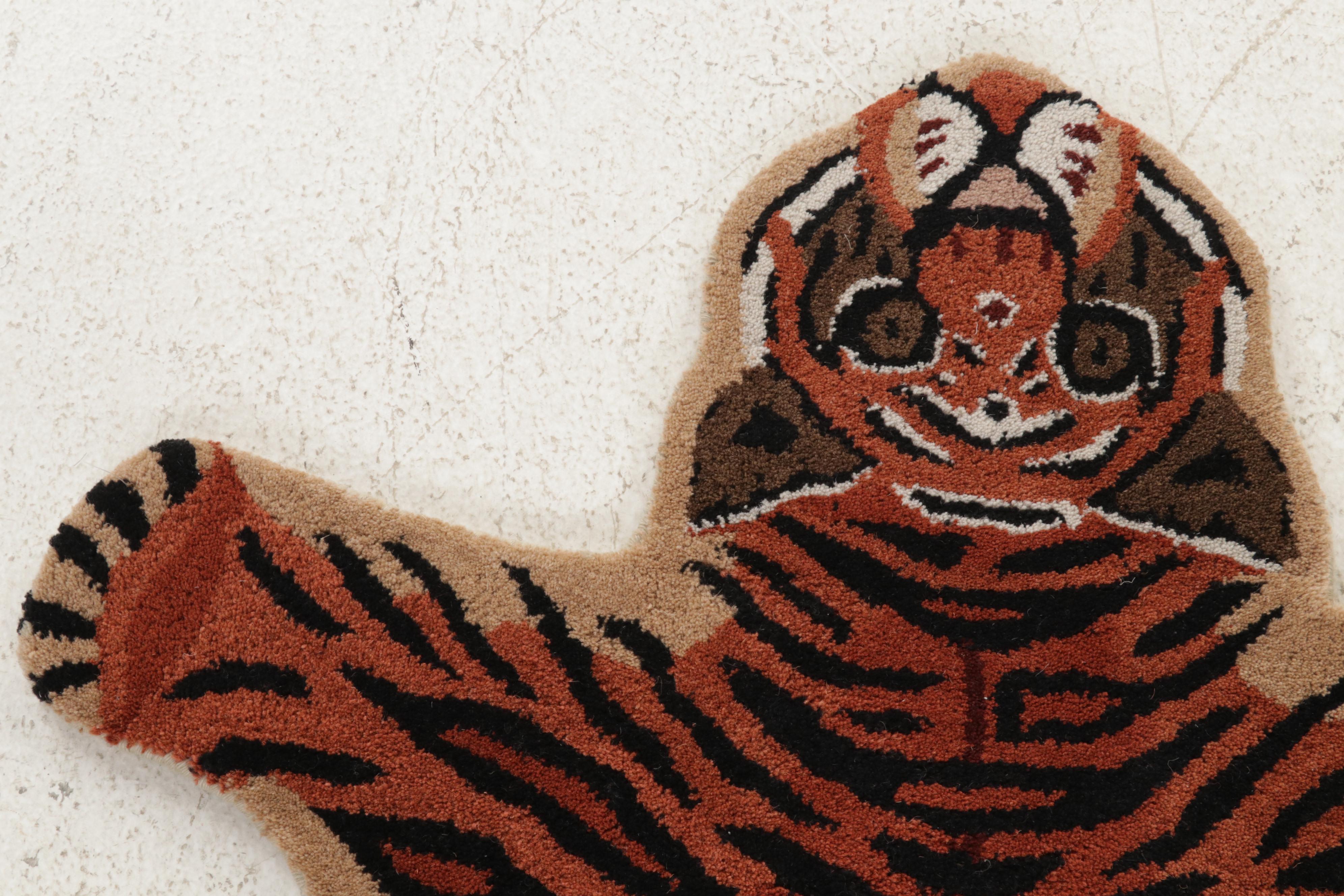 3' x 4'11 Hand-Tufted Pictorial Tiger Form Accent Rug