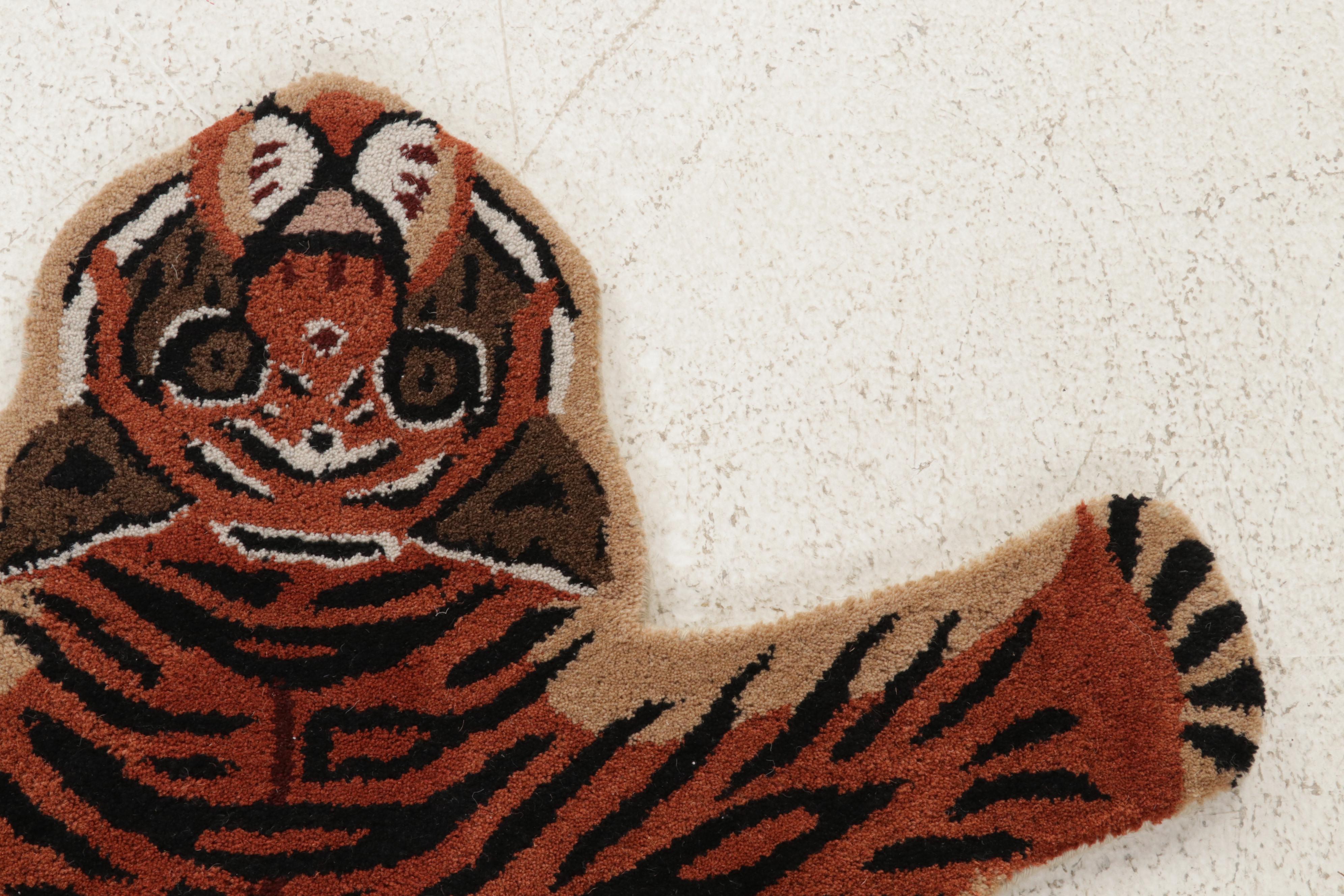 3' x 4'11 Hand-Tufted Pictorial Tiger Form Accent Rug