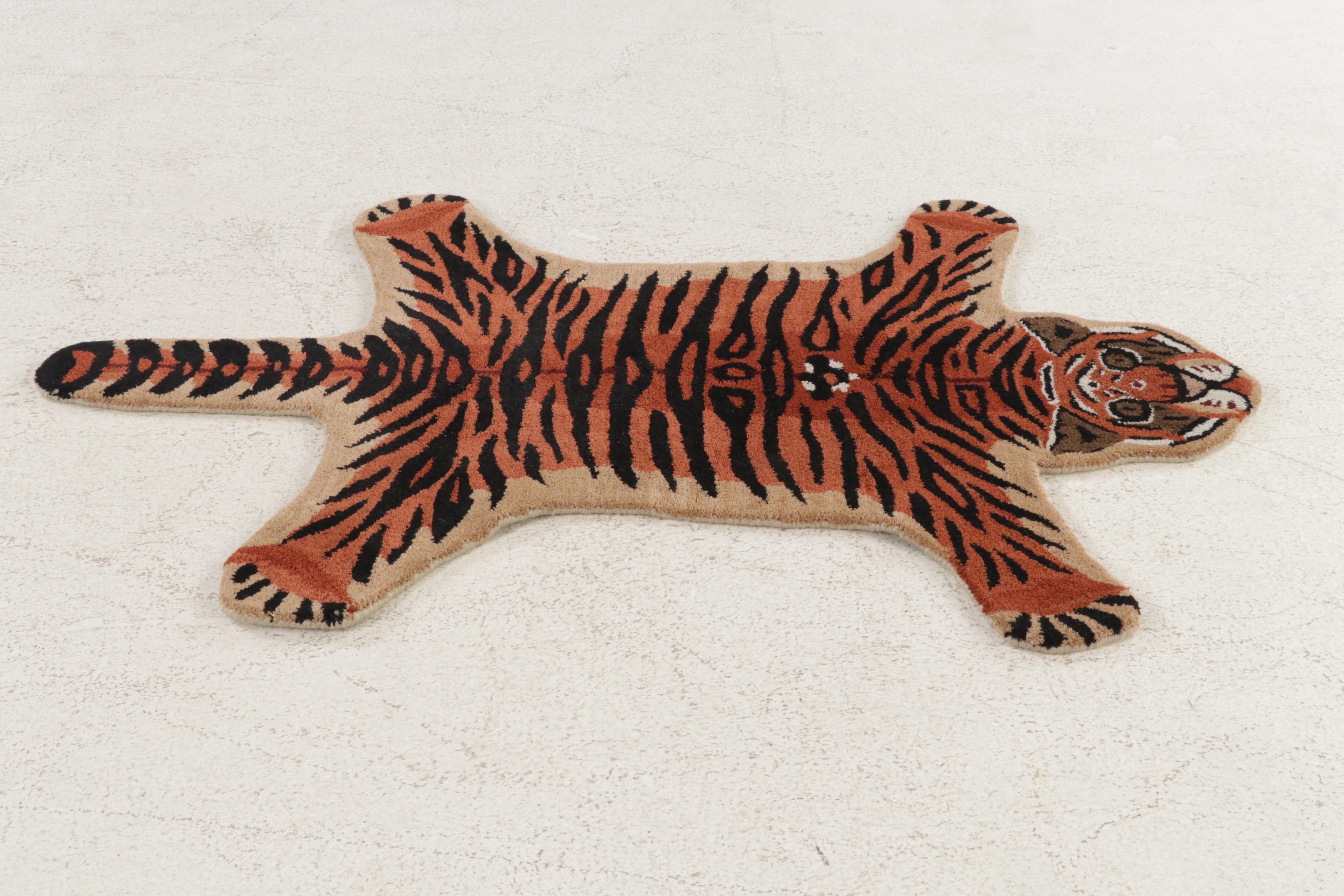 3' x 4'11 Hand-Tufted Pictorial Tiger Form Accent Rug