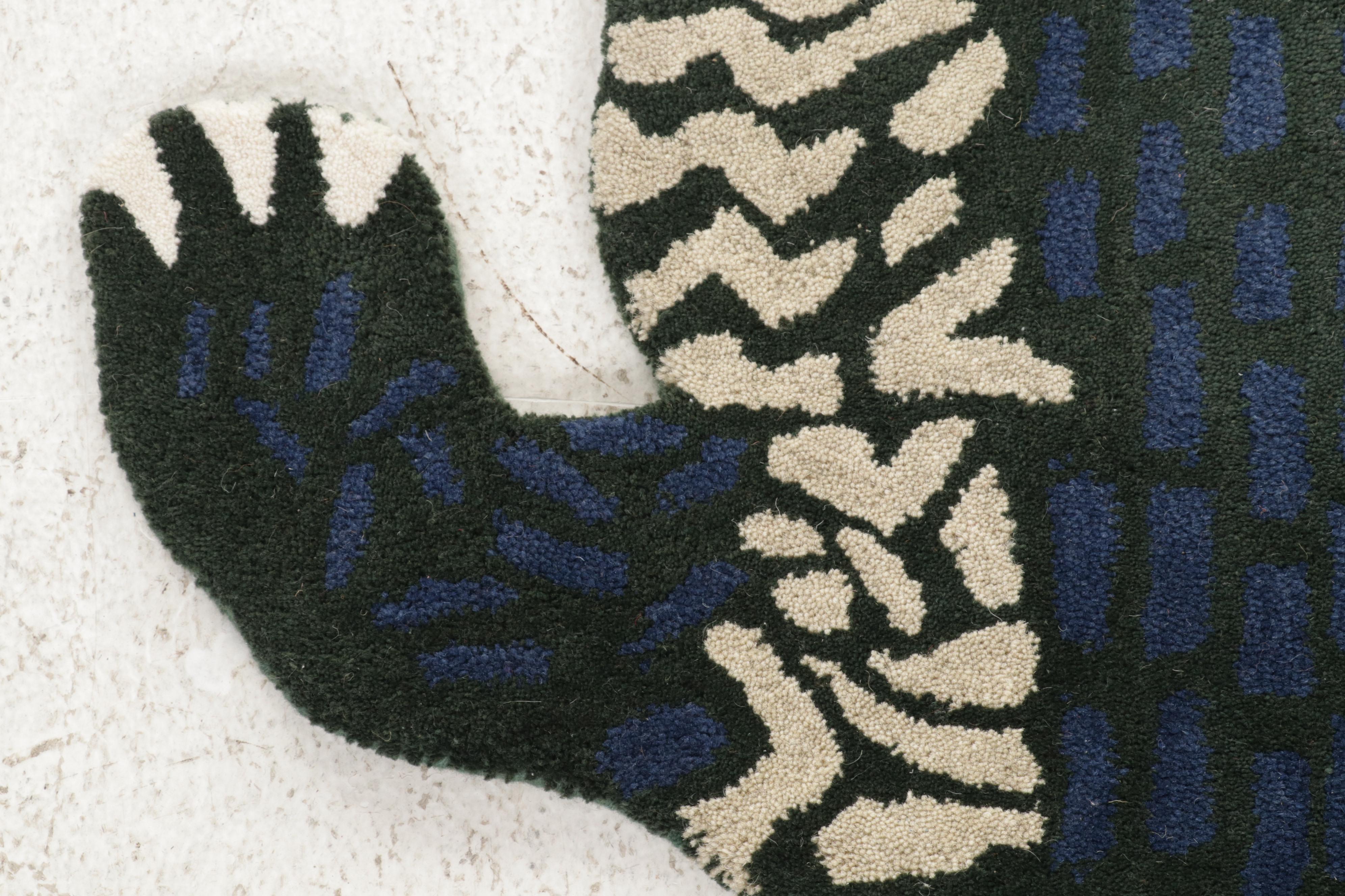 3' x 5'4 Hand-Tufted Pictorial Crocodile Form Accent Rug