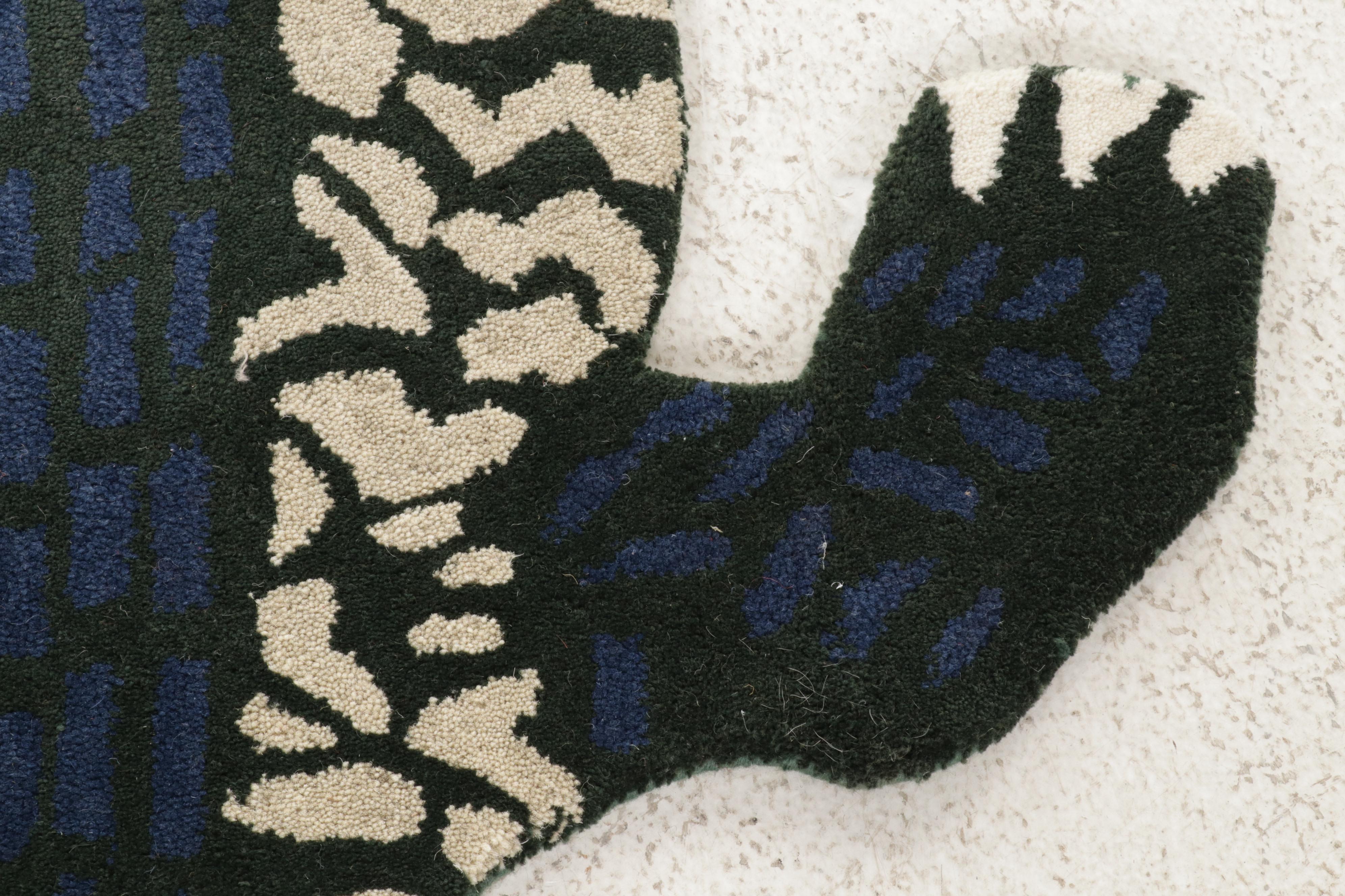 3' x 5'4 Hand-Tufted Pictorial Crocodile Form Accent Rug