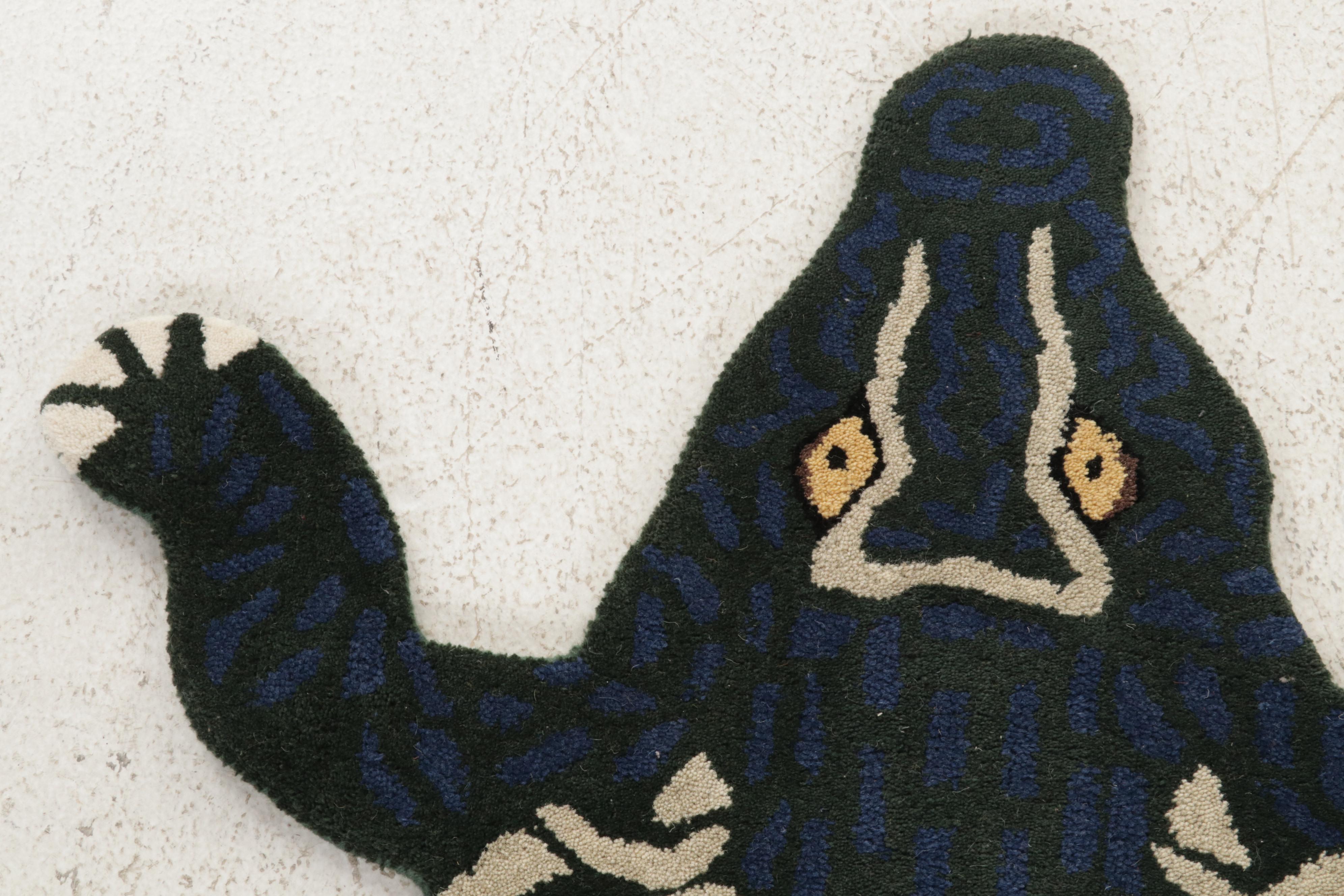 3' x 5'4 Hand-Tufted Pictorial Crocodile Form Accent Rug