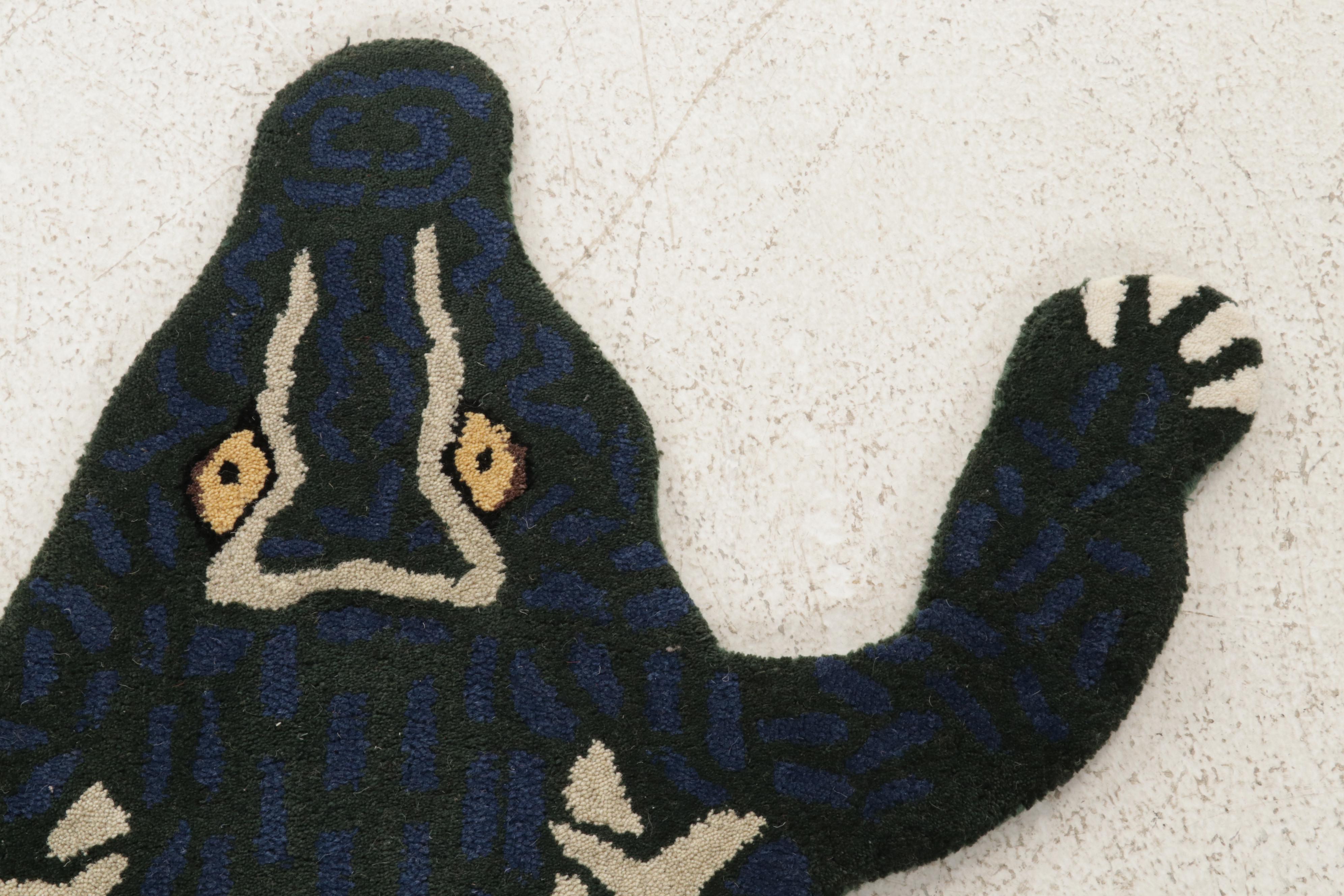 3' x 5'4 Hand-Tufted Pictorial Crocodile Form Accent Rug