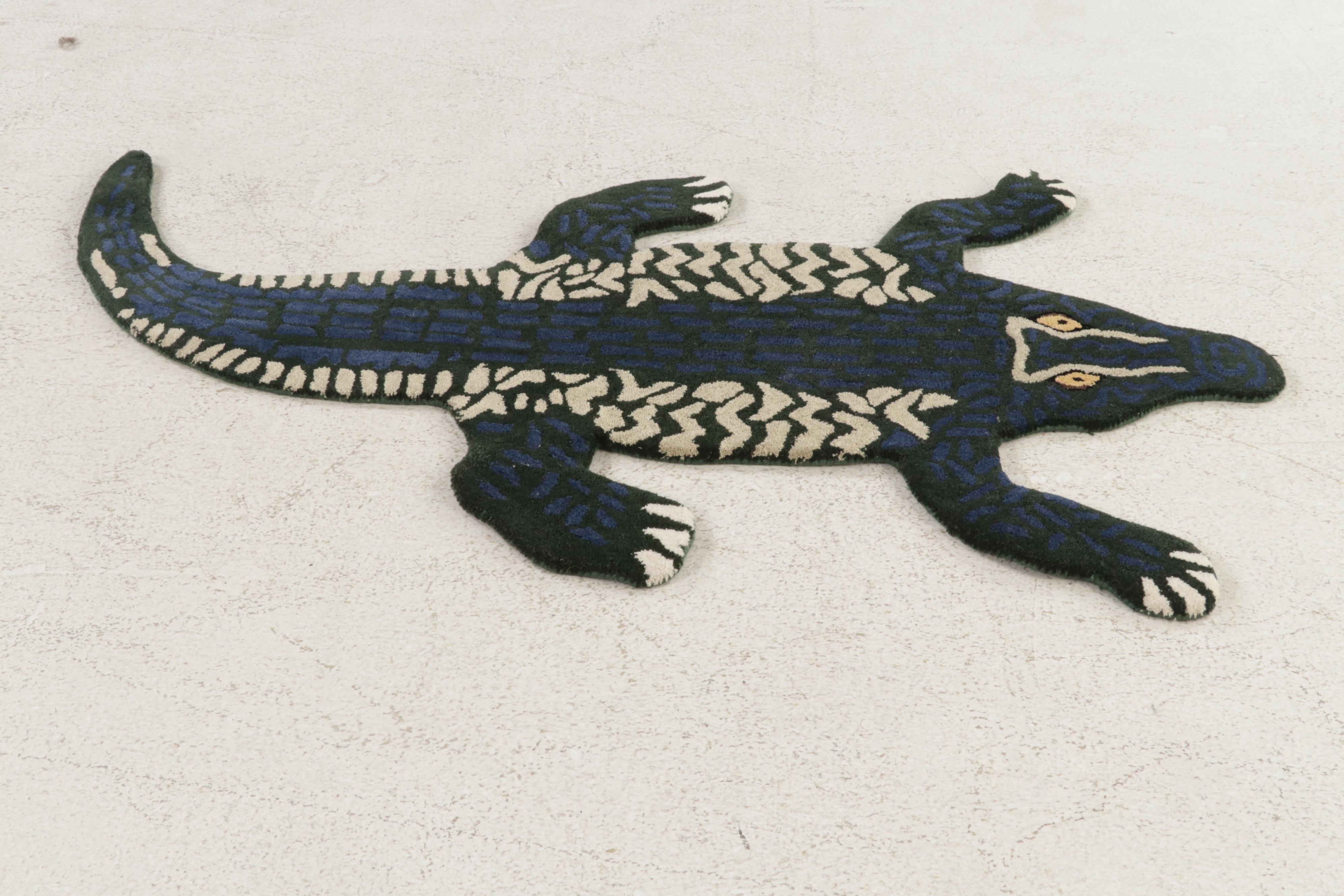 3' x 5'4 Hand-Tufted Pictorial Crocodile Form Accent Rug
