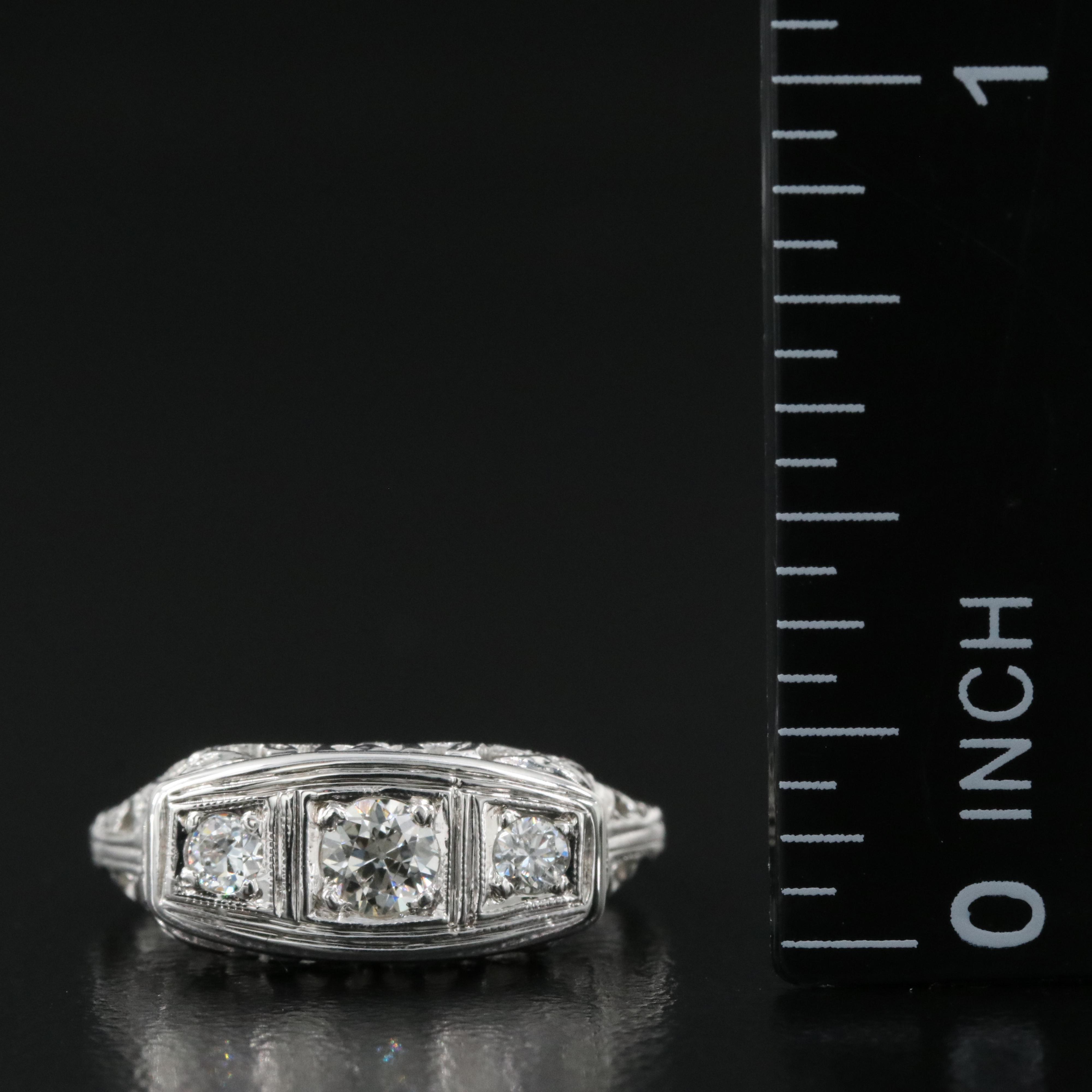 18K 0.25 CTW Diamond East-West Ring