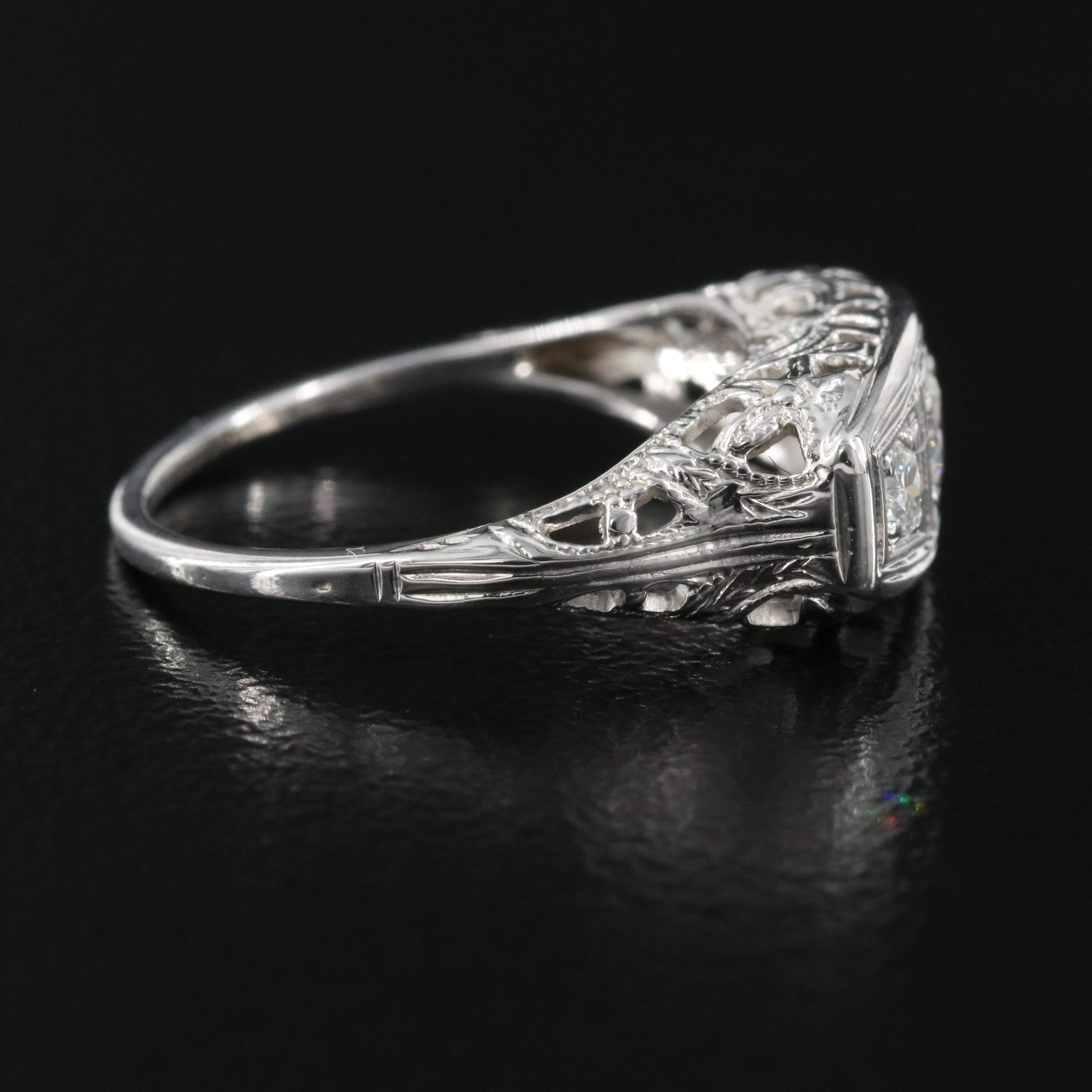 18K 0.25 CTW Diamond East-West Ring