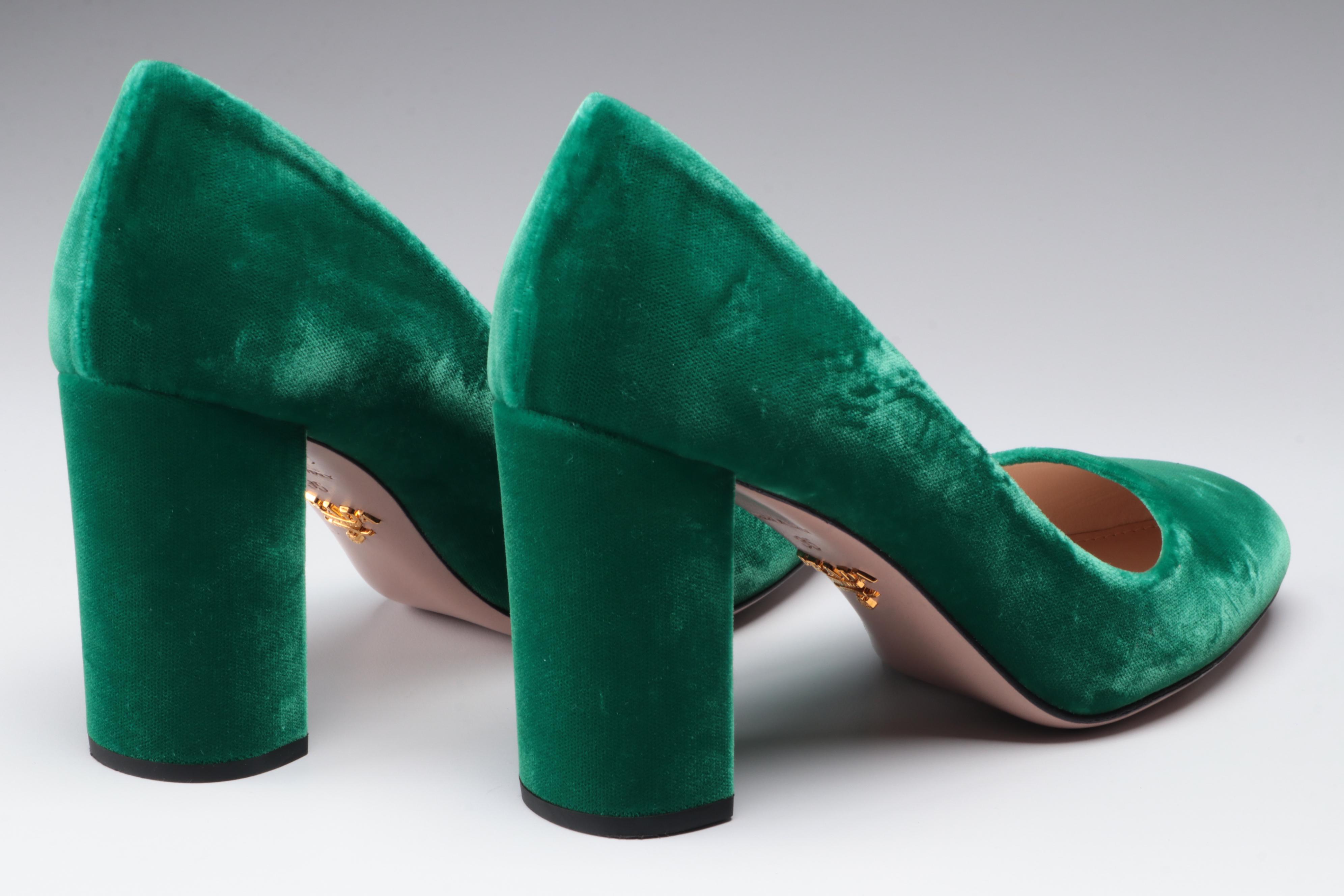 Prada Pumps in Green Velvet