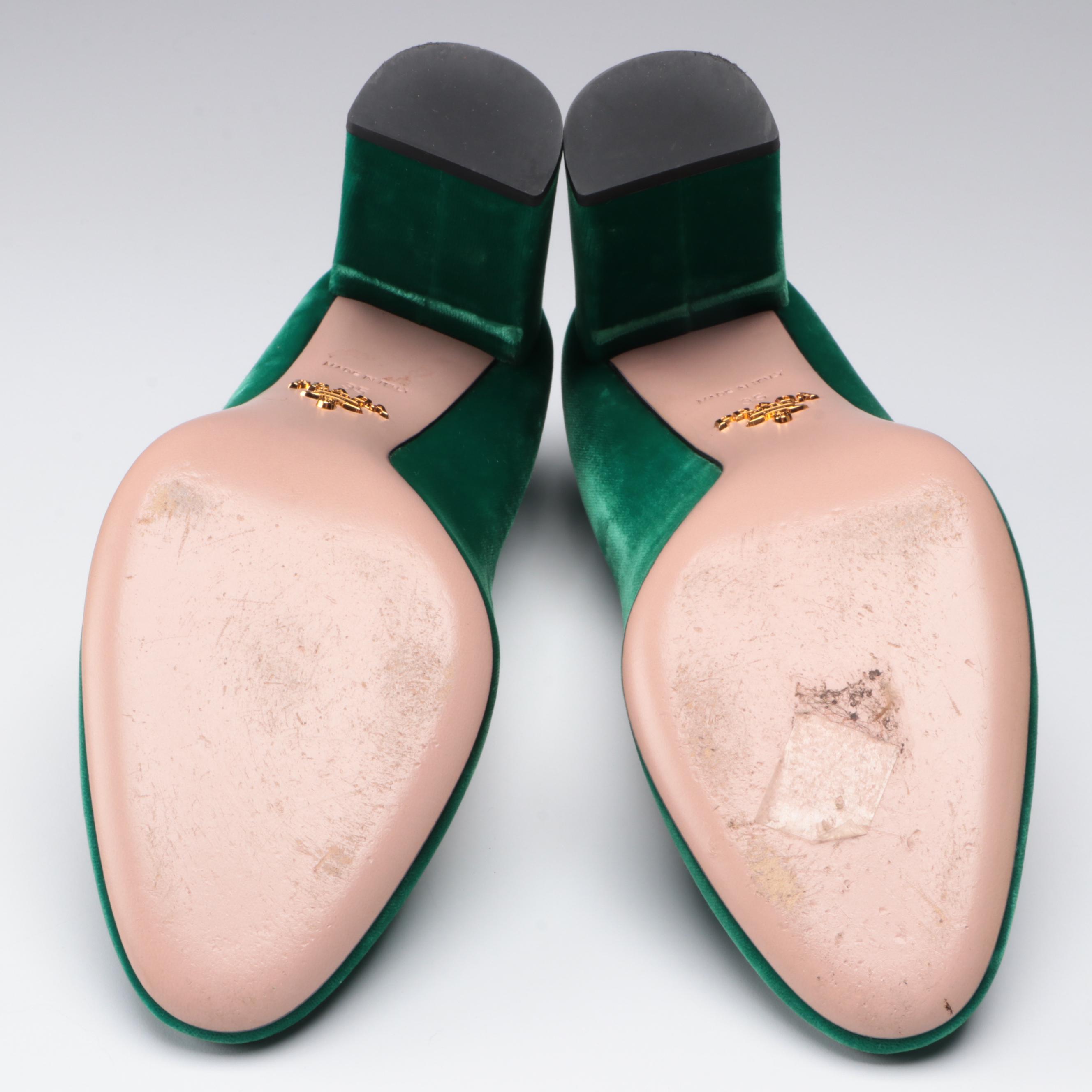 Prada Pumps in Green Velvet