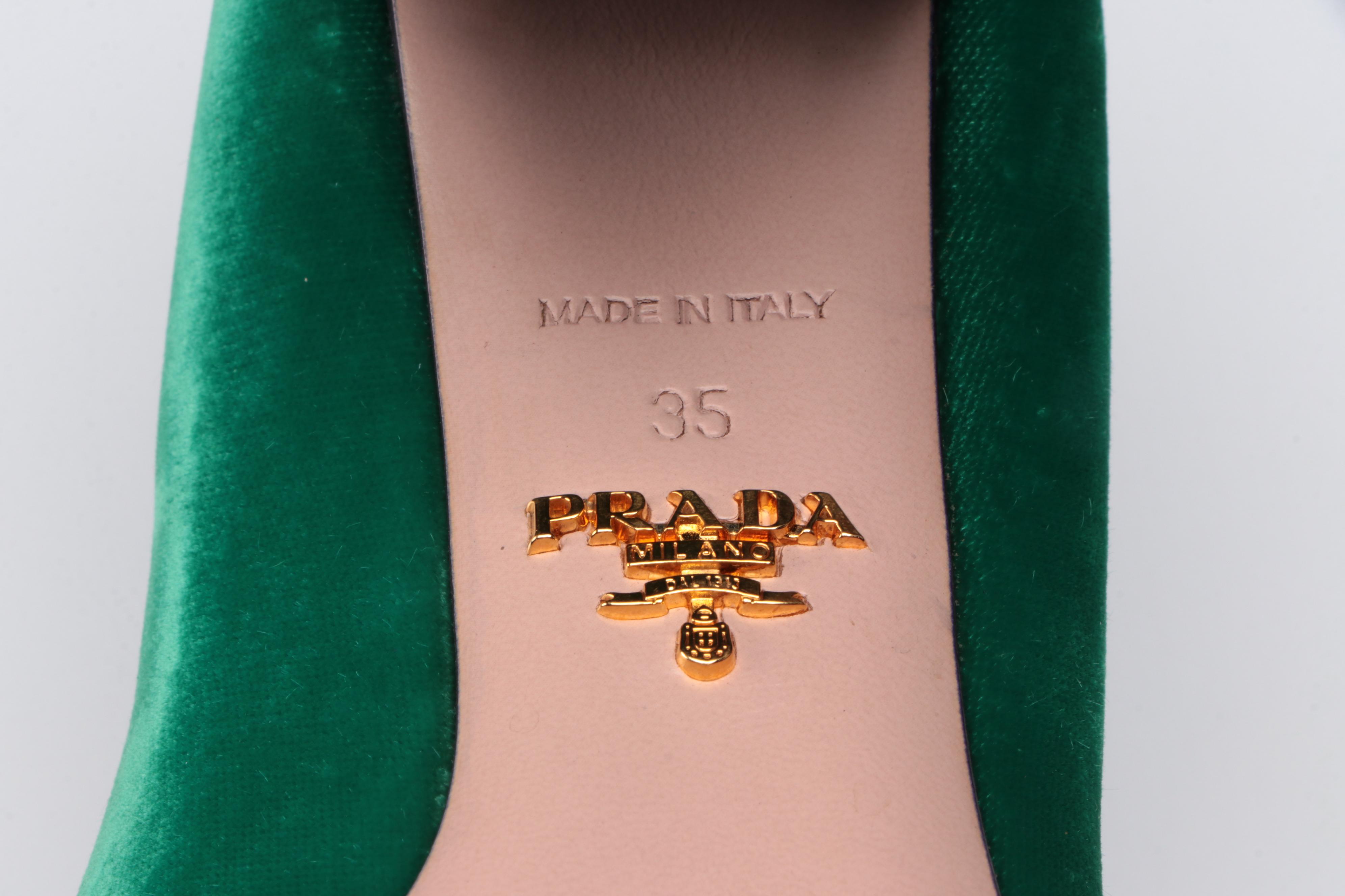 Prada Pumps in Green Velvet