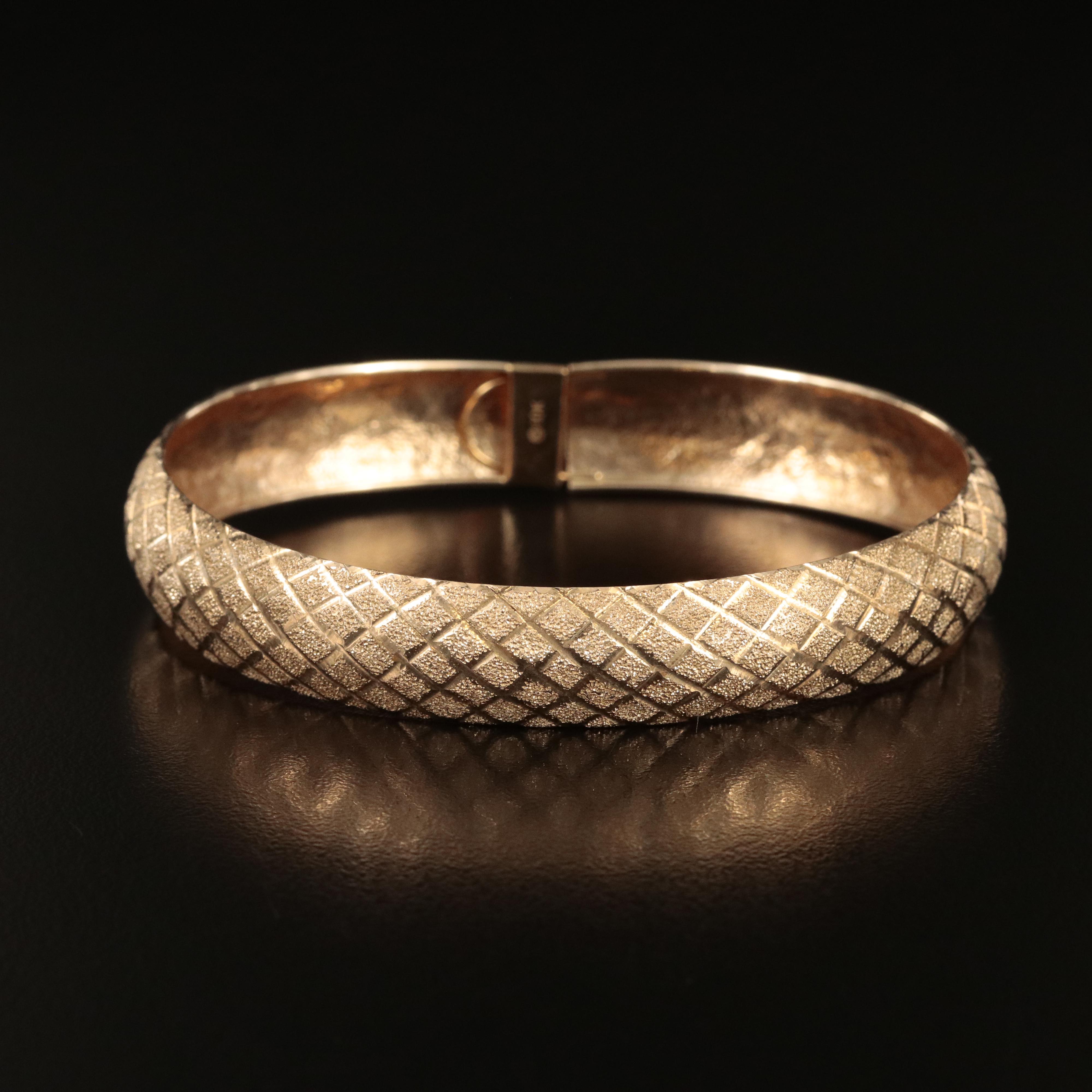 10K Lattice Patterned Bangle with Stippled Finish