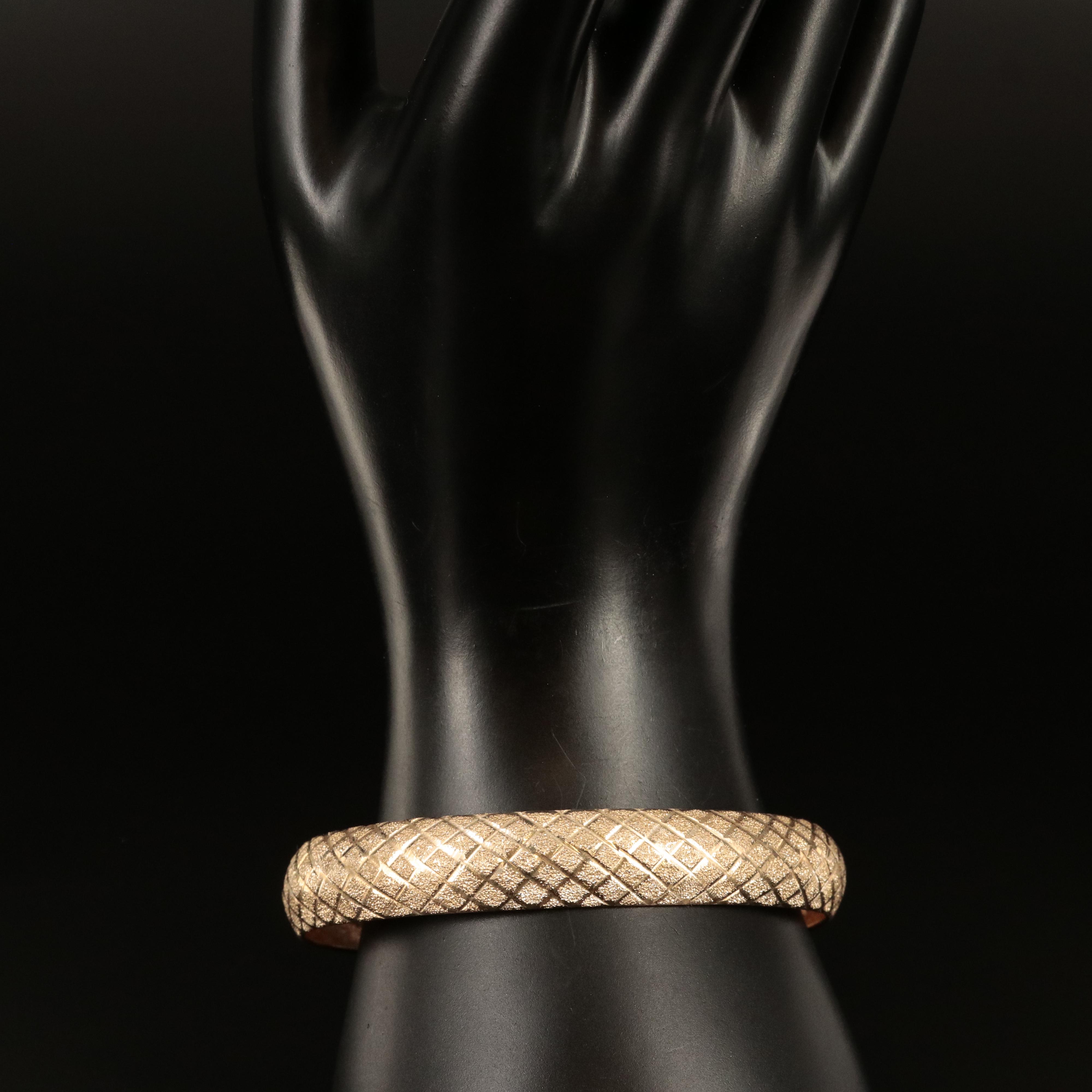 10K Lattice Patterned Bangle with Stippled Finish