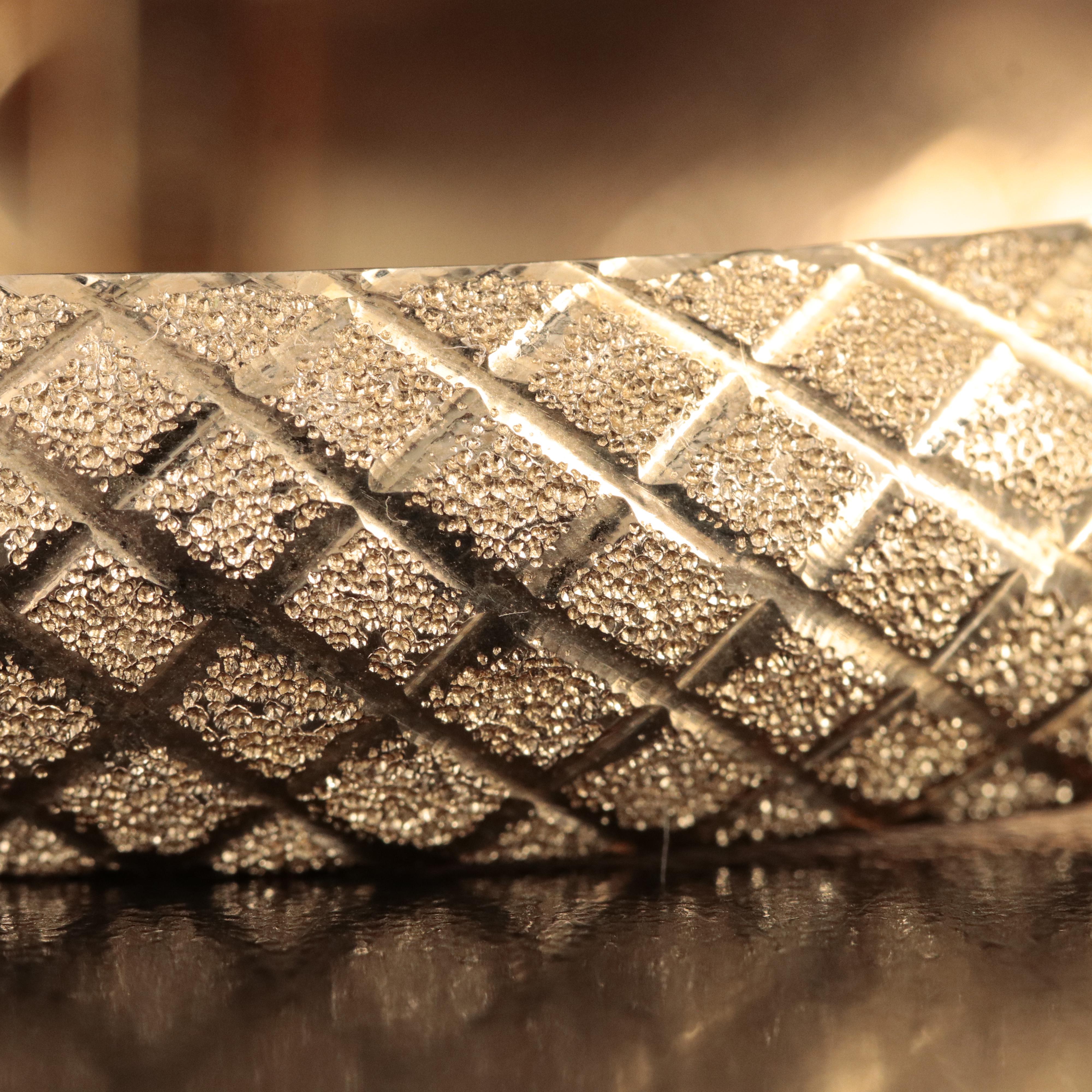 10K Lattice Patterned Bangle with Stippled Finish