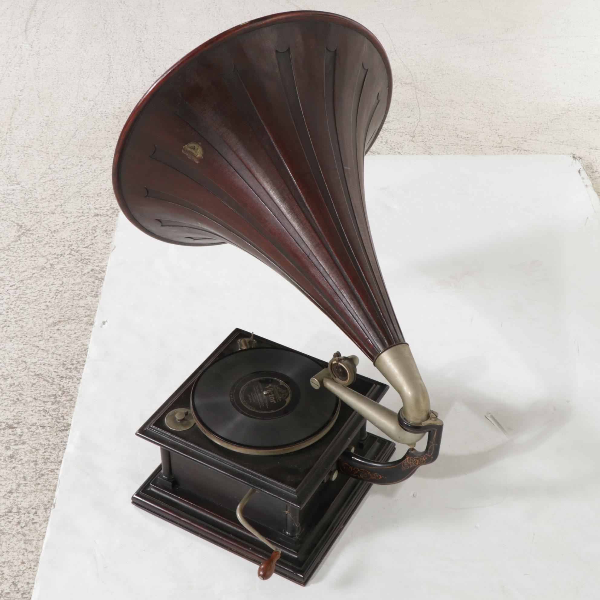 Victor Model IV Mahogany Phonograph with "Spearpoint" Wood Horn, c. 1910