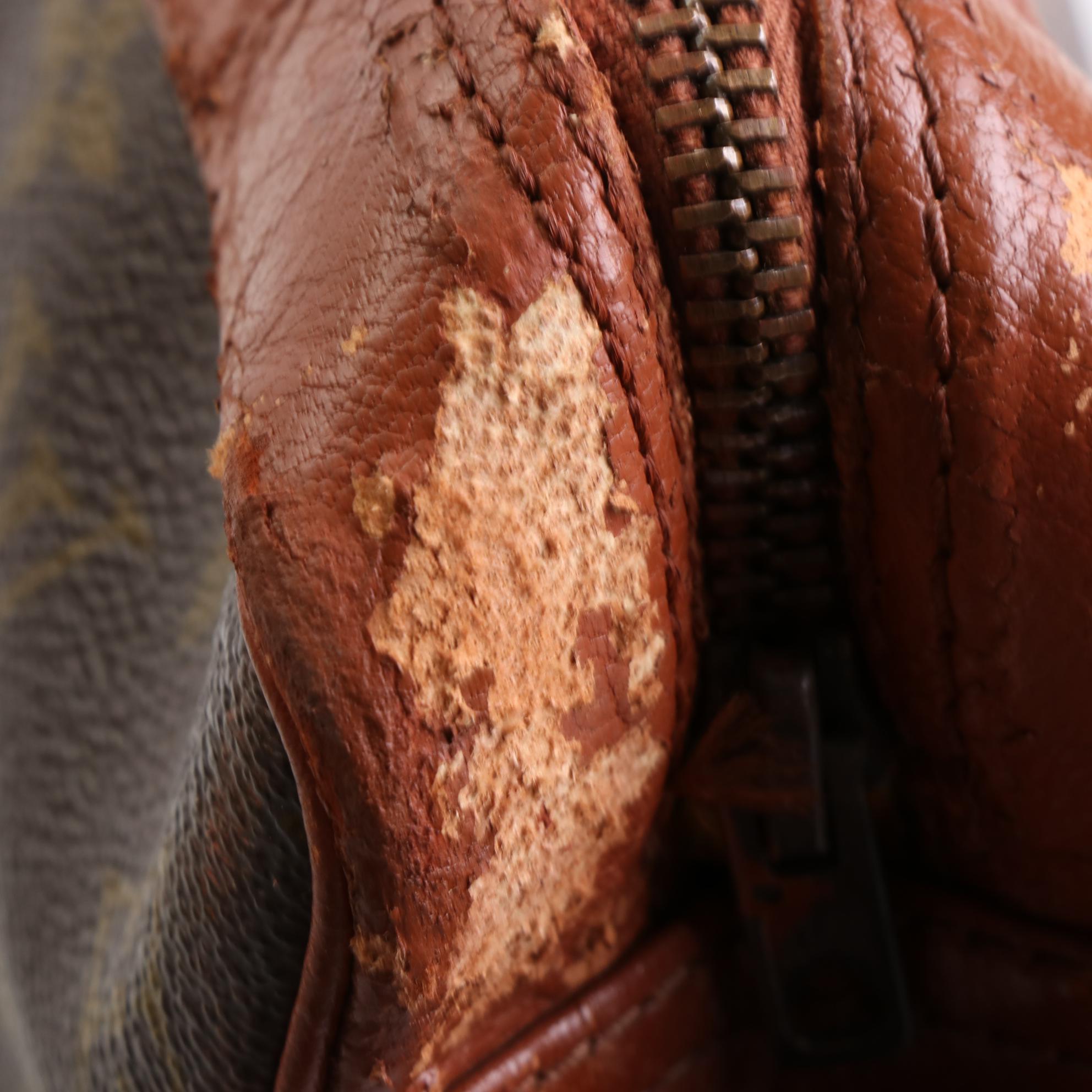 Louis Vuitton Sac Bandoulière in Monogram Canvas