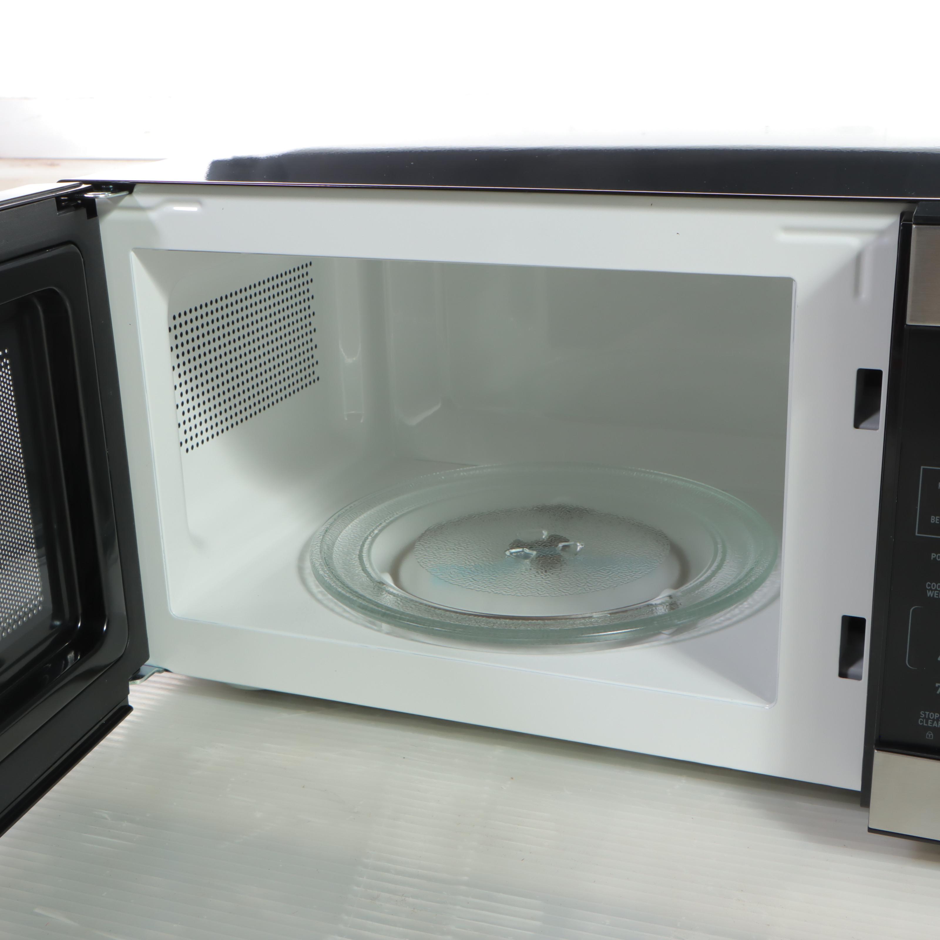 Proctor Silex Black and Chrome 20", 0.7 Cu. Ft. Counter Top Microwave Oven