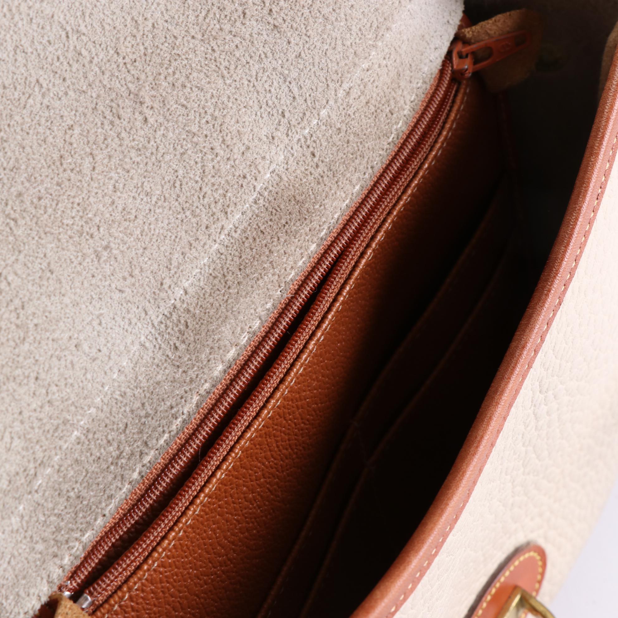 Dooney & Bourke Handbags in Leather