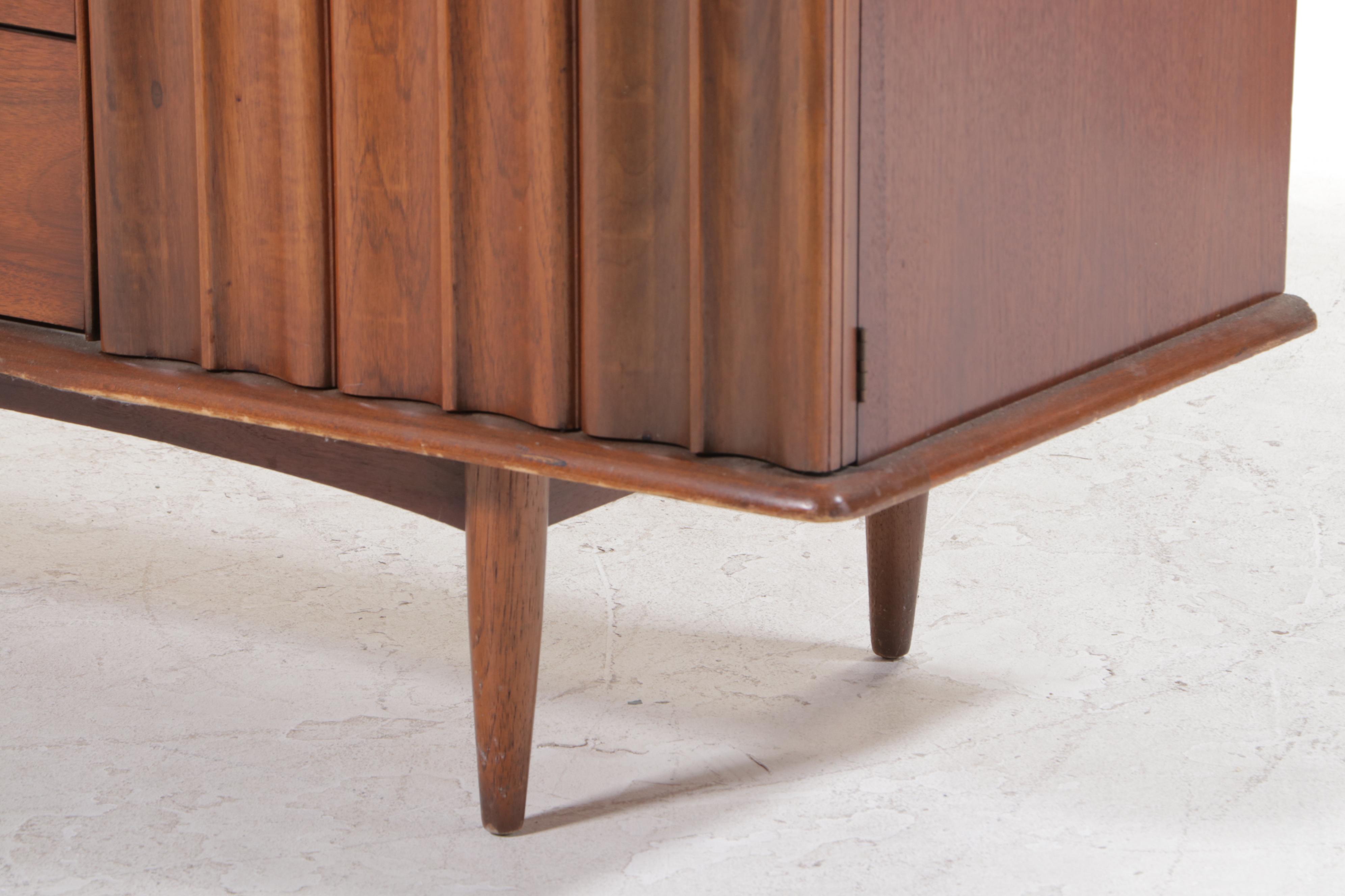 United Furniture Coporation Mid Century Modern Walnut Nine-Drawer Chest