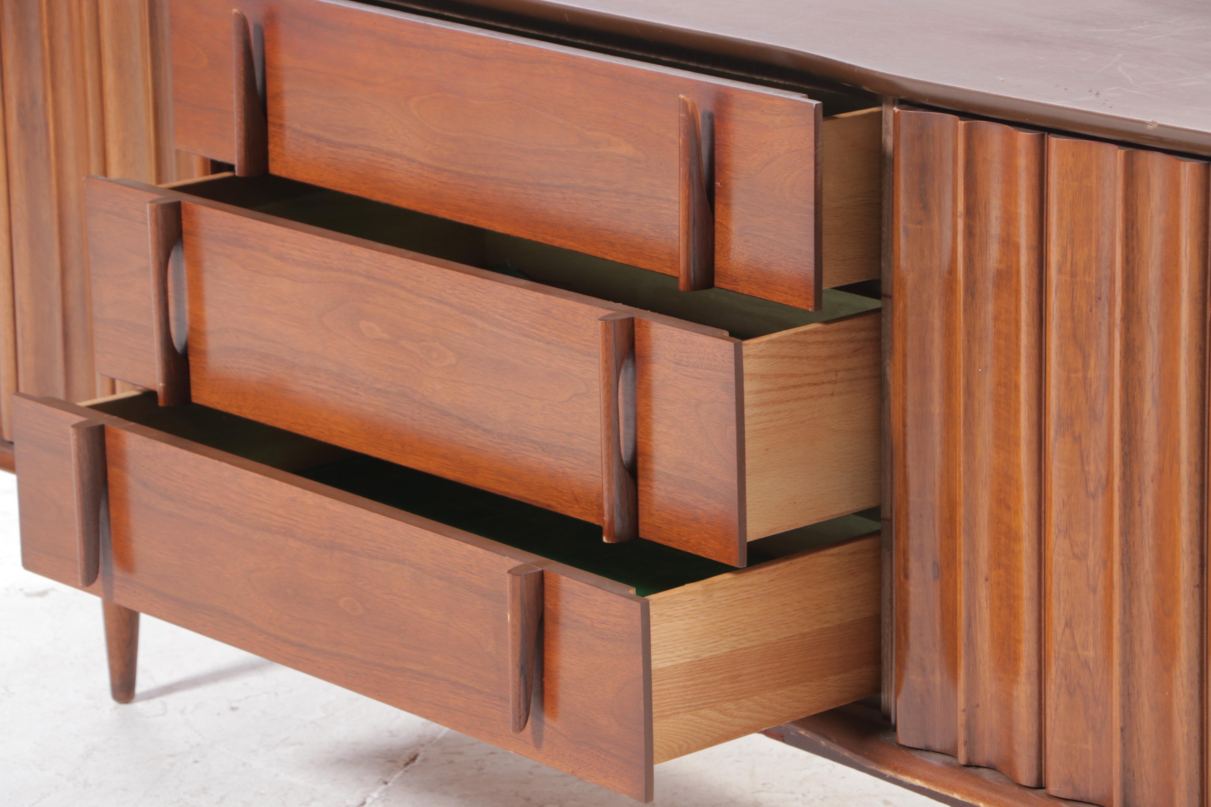 United Furniture Coporation Mid Century Modern Walnut Nine-Drawer Chest