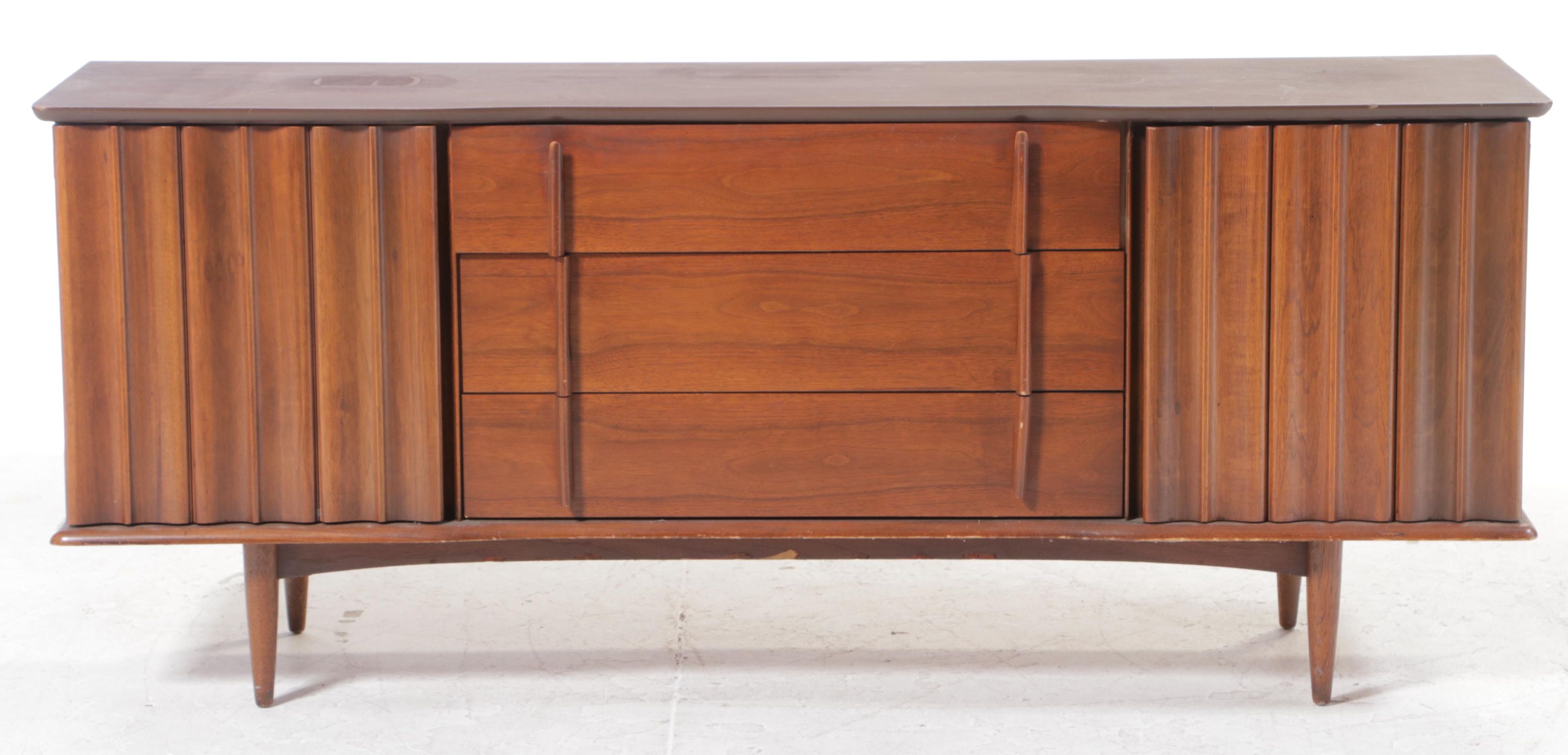 United Furniture Coporation Mid Century Modern Walnut Nine-Drawer Chest