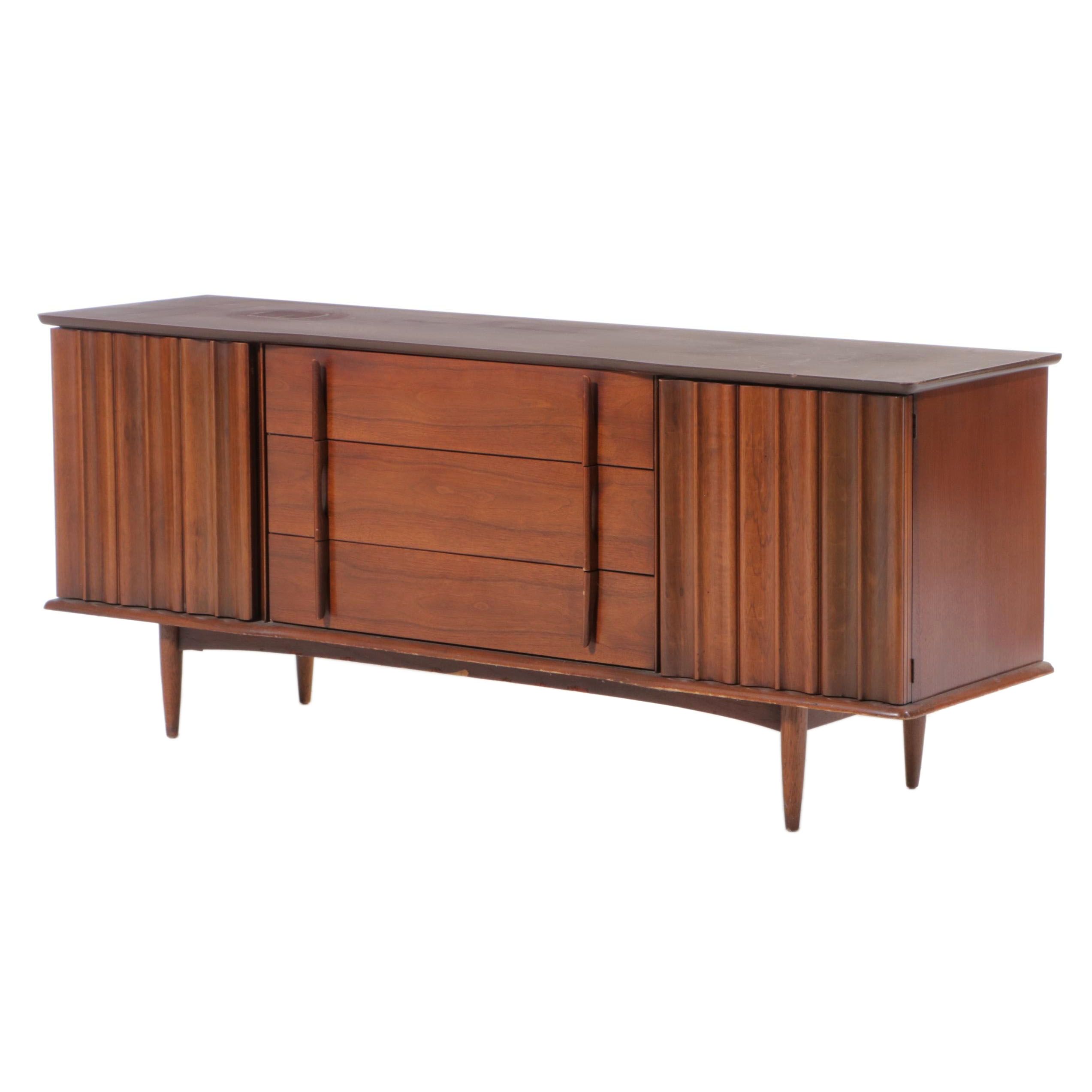 United Furniture Coporation Mid Century Modern Walnut Nine-Drawer Chest