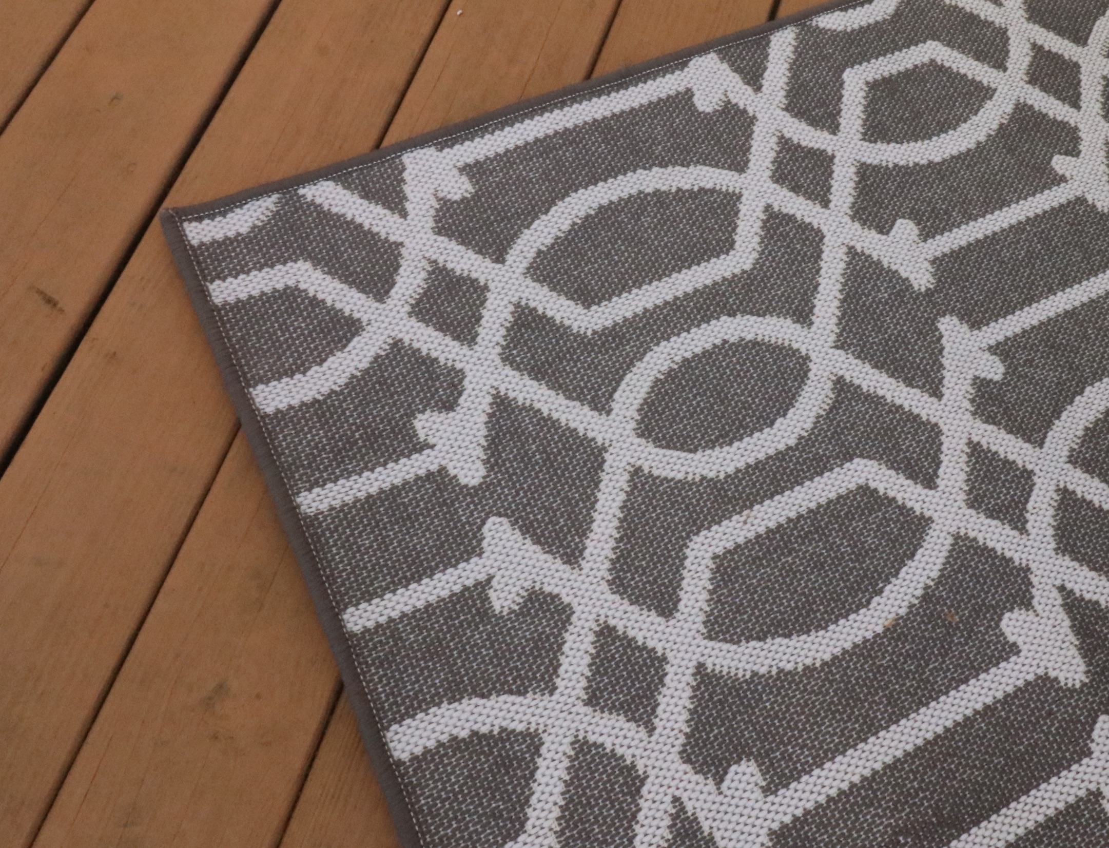 Cast Aluminum Outdoor Dining Set with Sling Mesh Seating, Umbrella and Area Rug