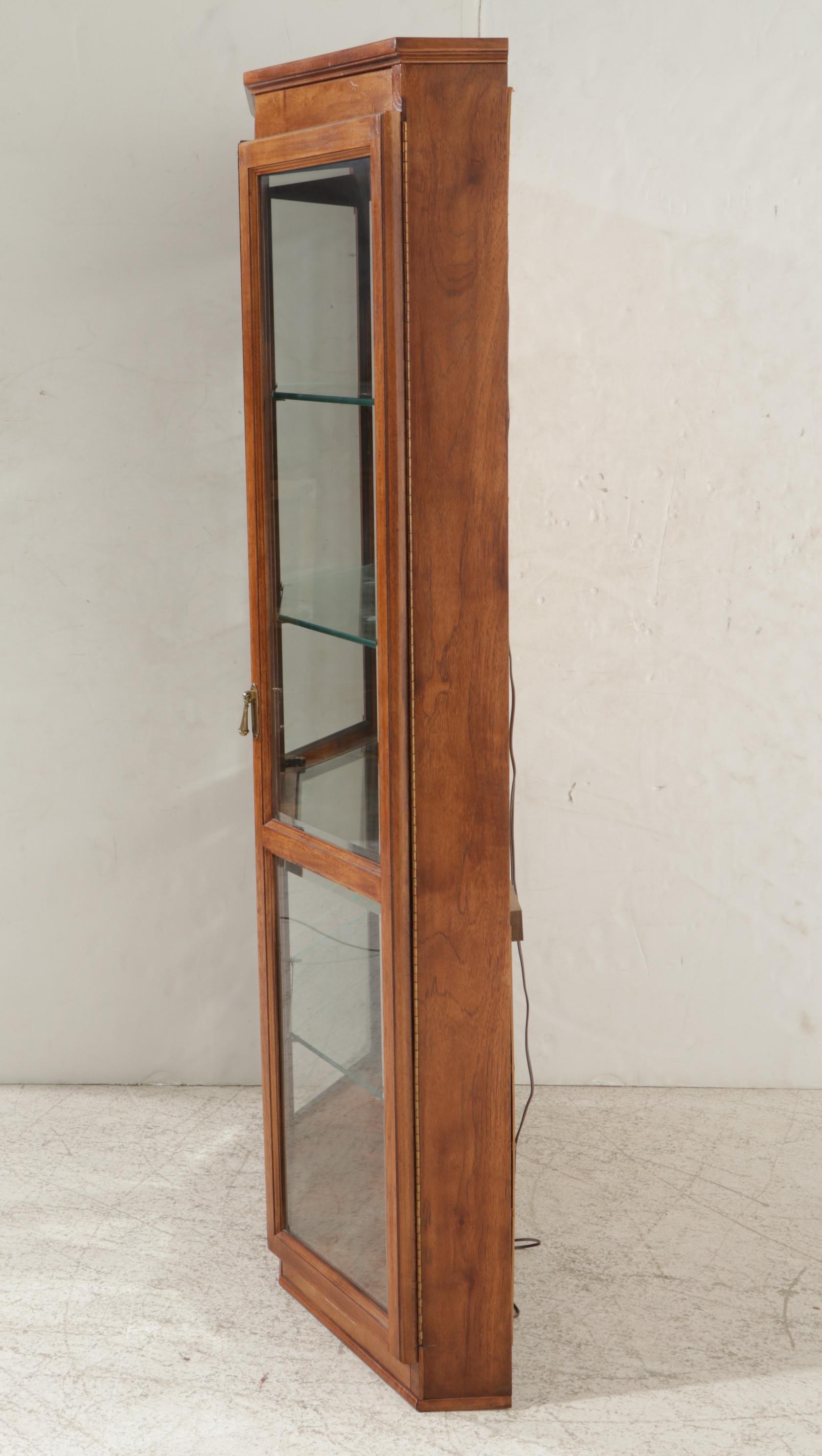 Pulaski Furniture Illuminated Display Cabinet, Late 20th Century